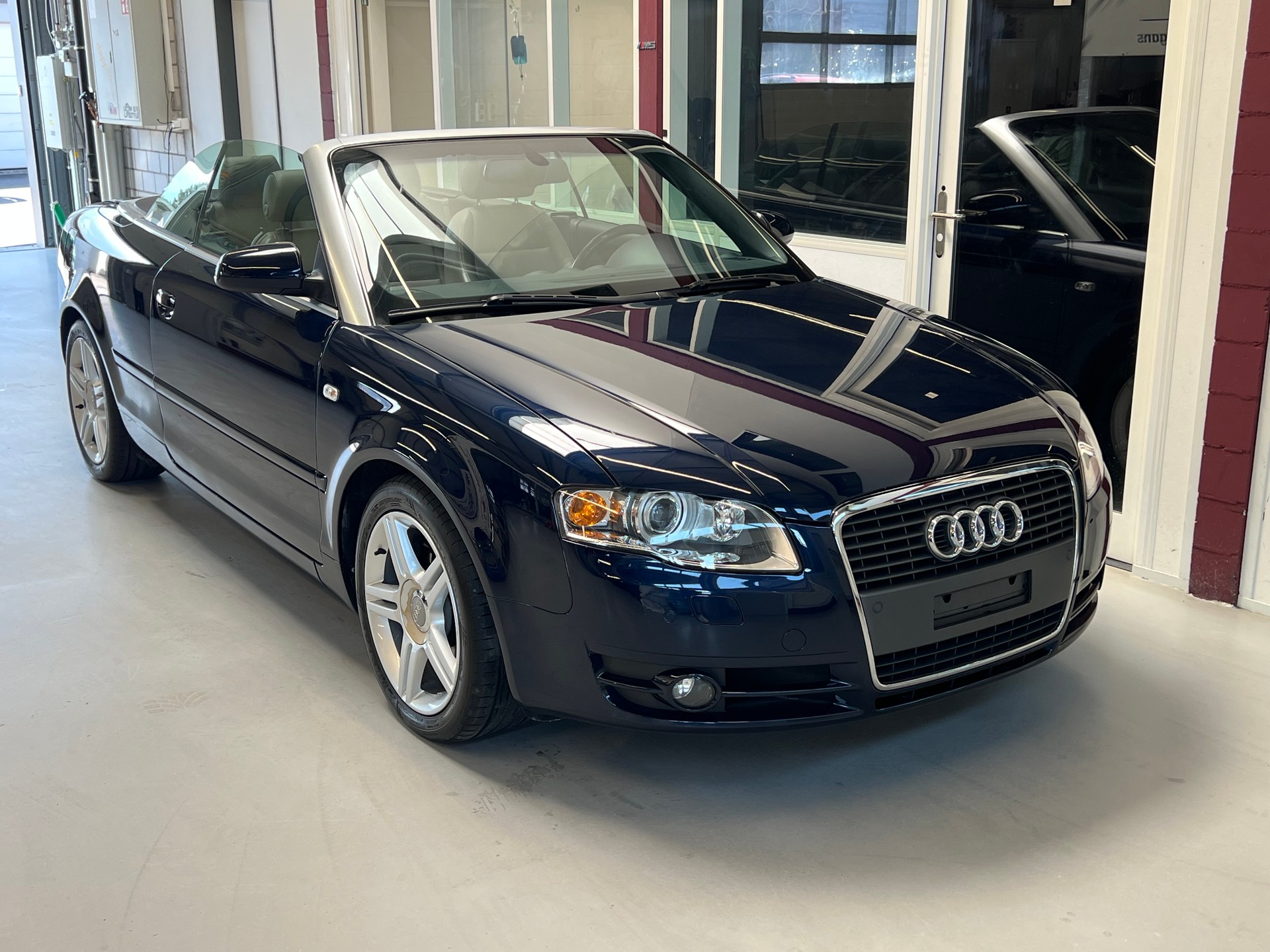 AUDI A4 Cabriolet 2.7 TDI multitronic-image-9