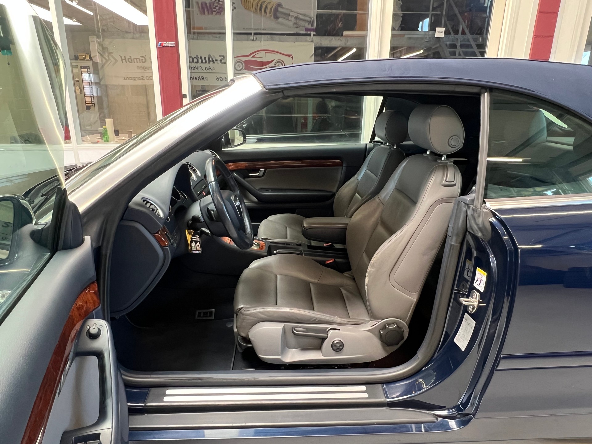 AUDI A4 Cabriolet 2.7 TDI multitronic-image-10