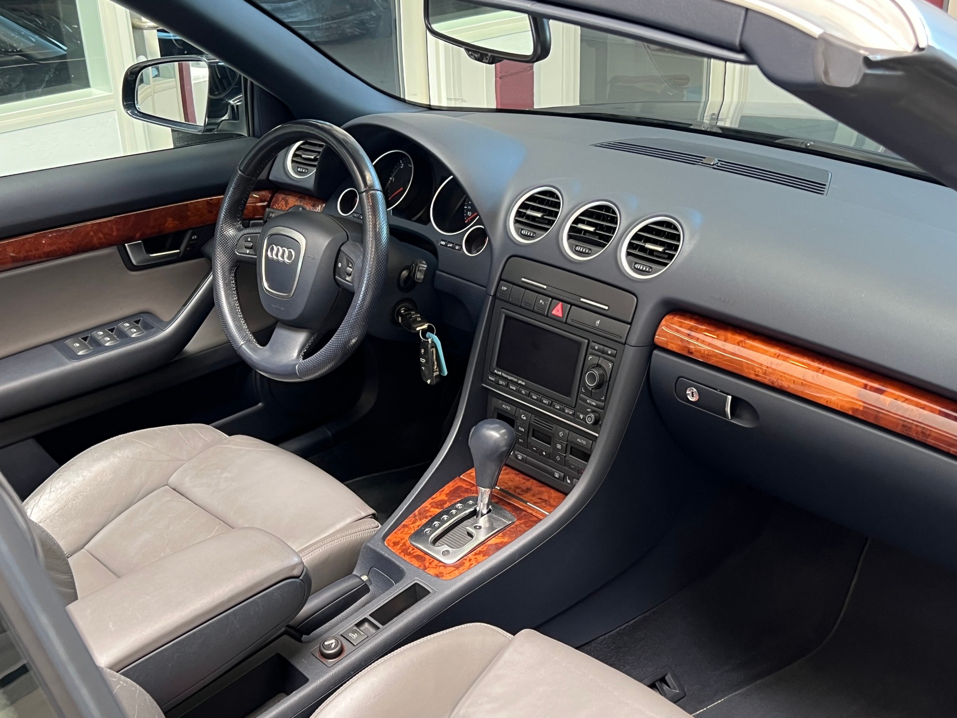 AUDI A4 Cabriolet 2.7 TDI multitronic-image-13