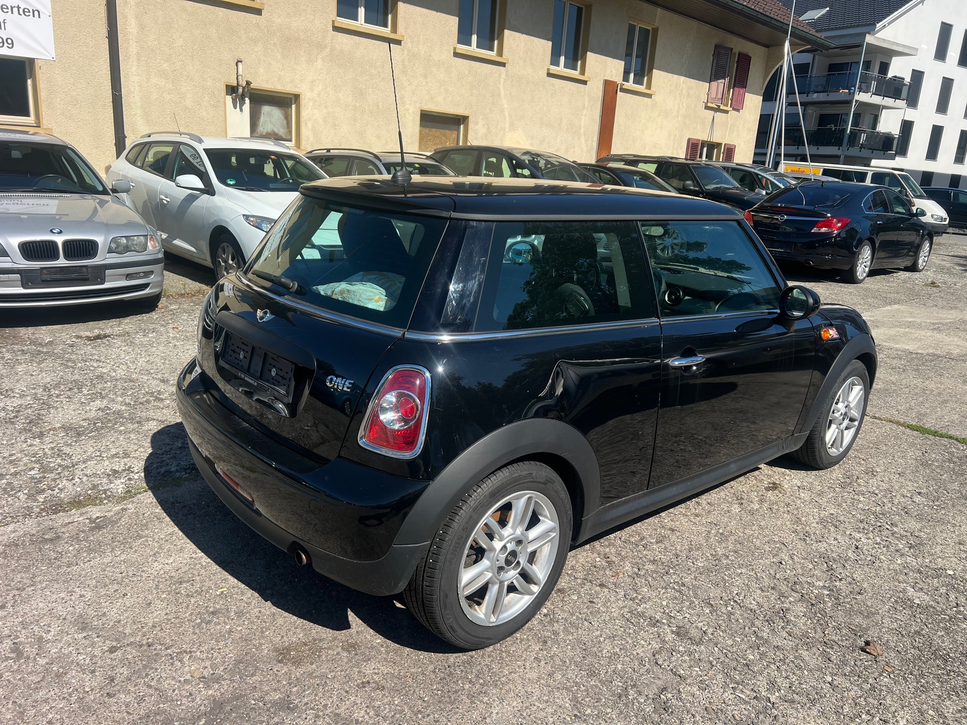 MINI One-showroom-element-3