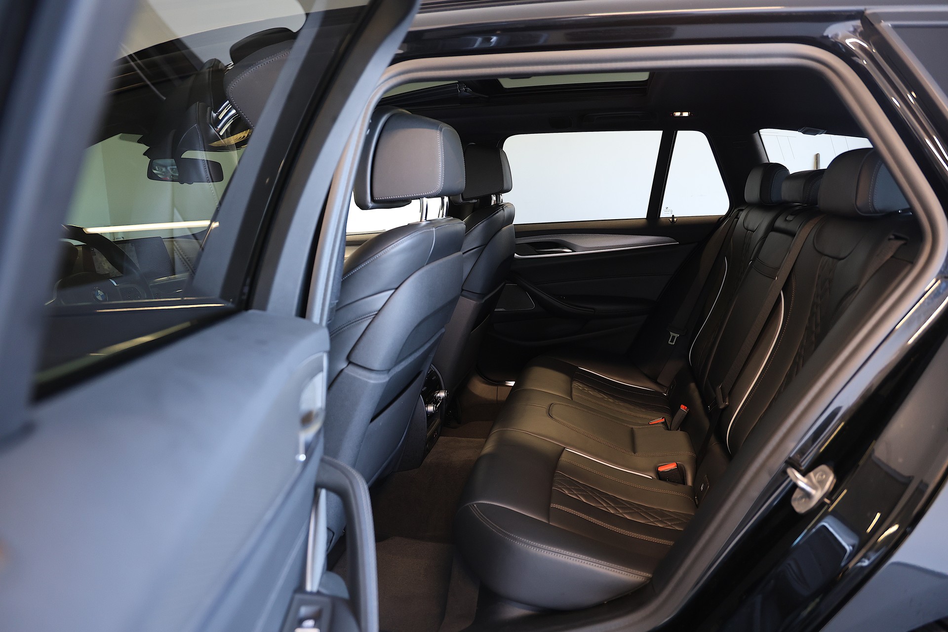 BMW 540d xDrive M-Sport Touring-image-14