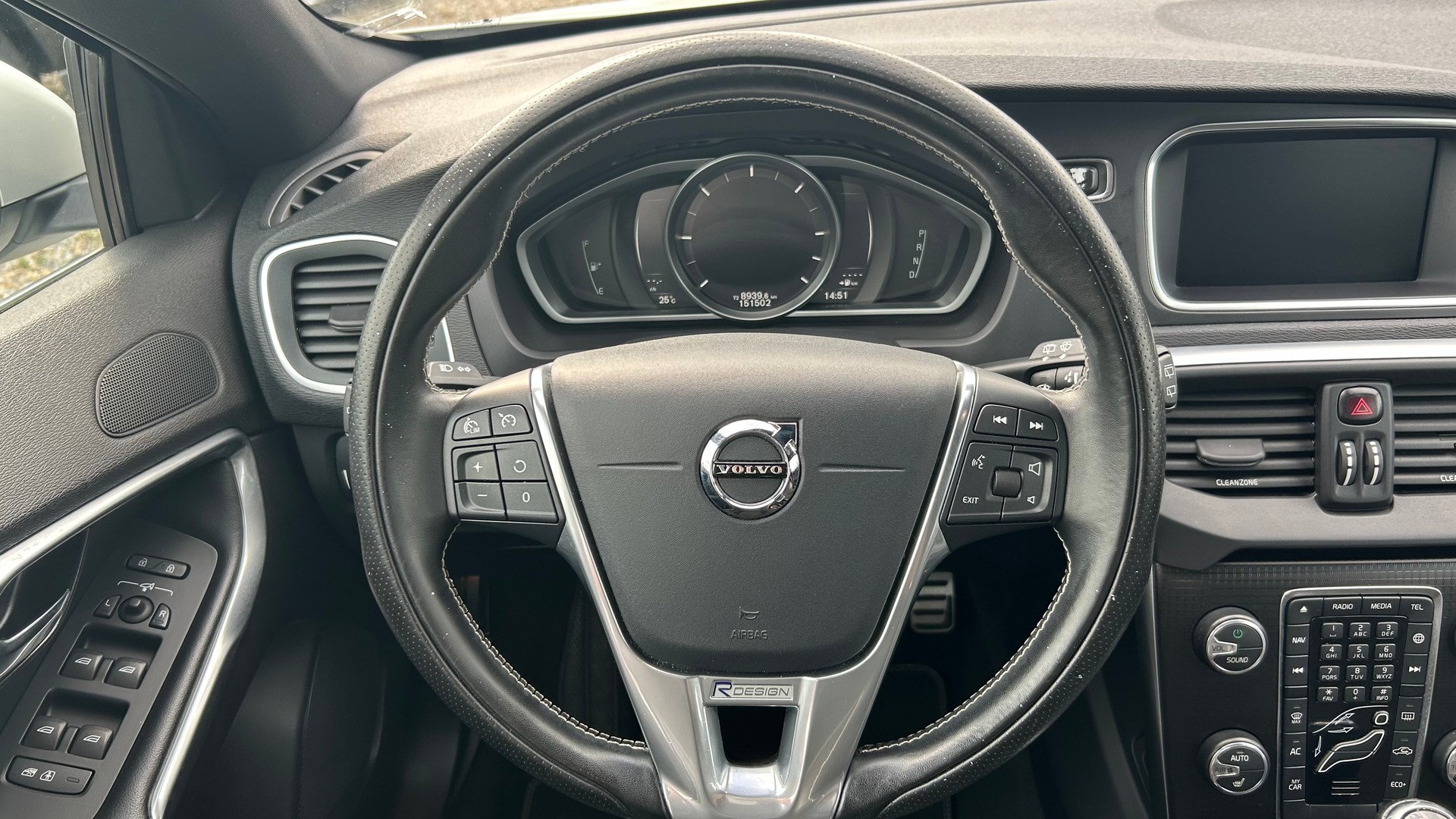 VOLVO V40 D3 Momentum R-Design Geartronic-image-5