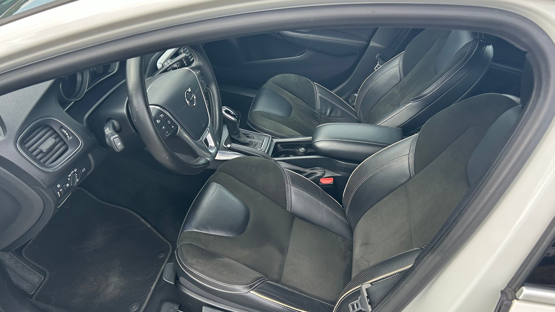 VOLVO V40 D3 Momentum R-Design Geartronic-showroom-element-1
