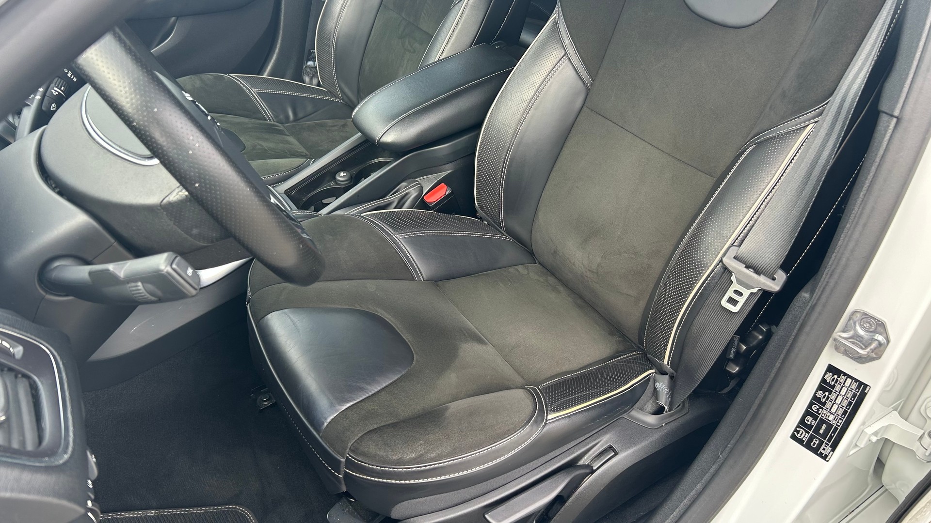 VOLVO V40 D3 Momentum R-Design Geartronic-showroom-element-3