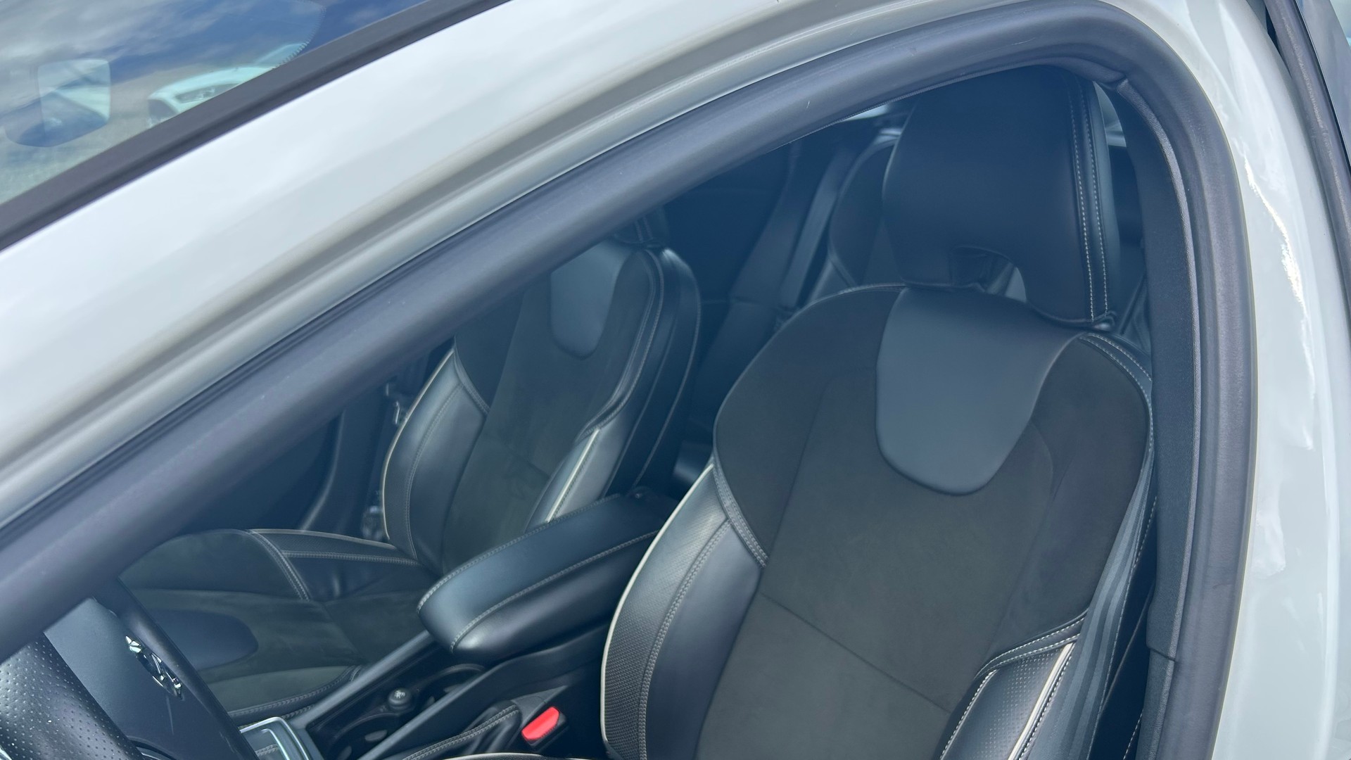 VOLVO V40 D3 Momentum R-Design Geartronic-showroom-element-2