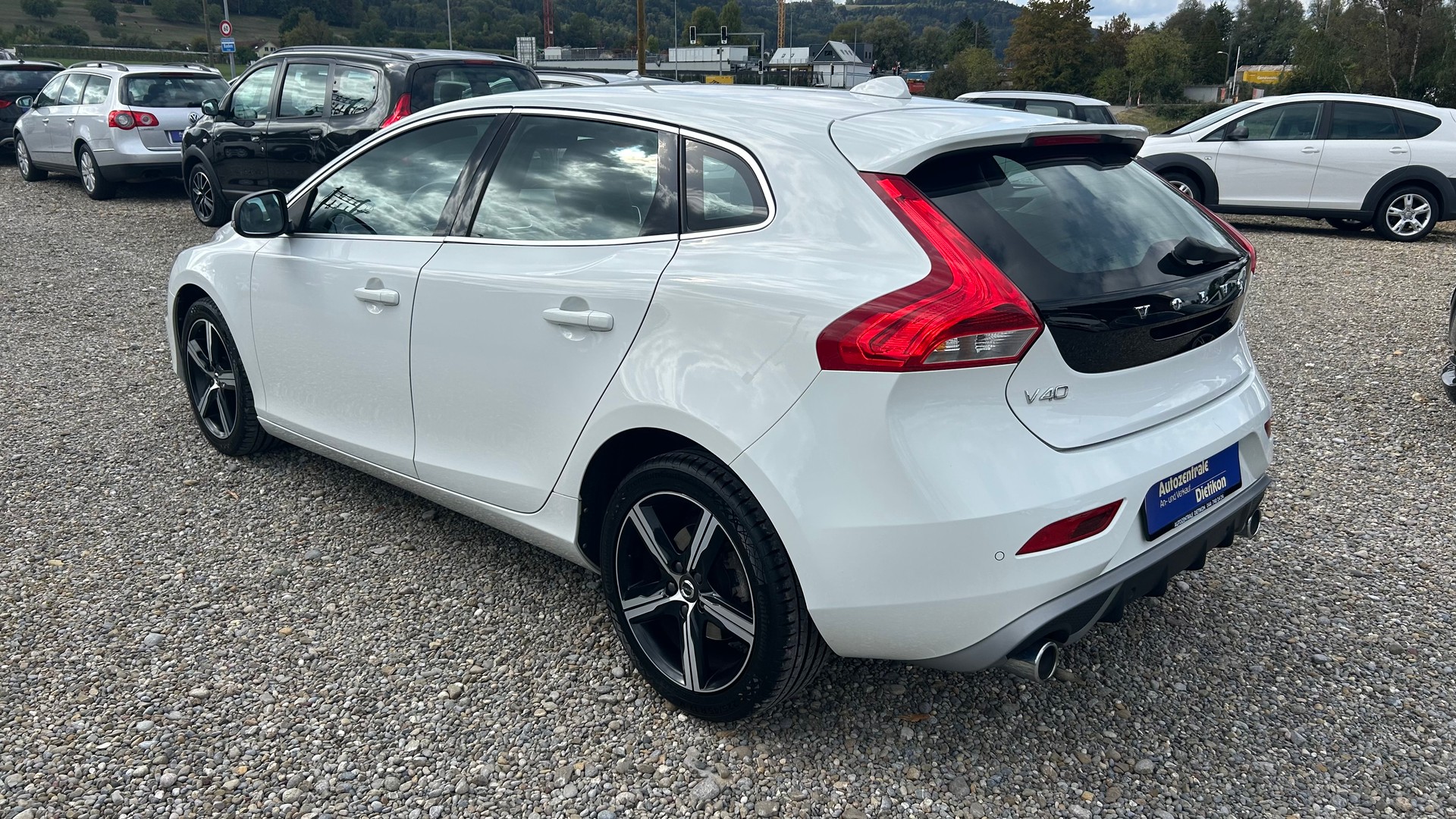 VOLVO V40 D3 Momentum R-Design Geartronic-image-17