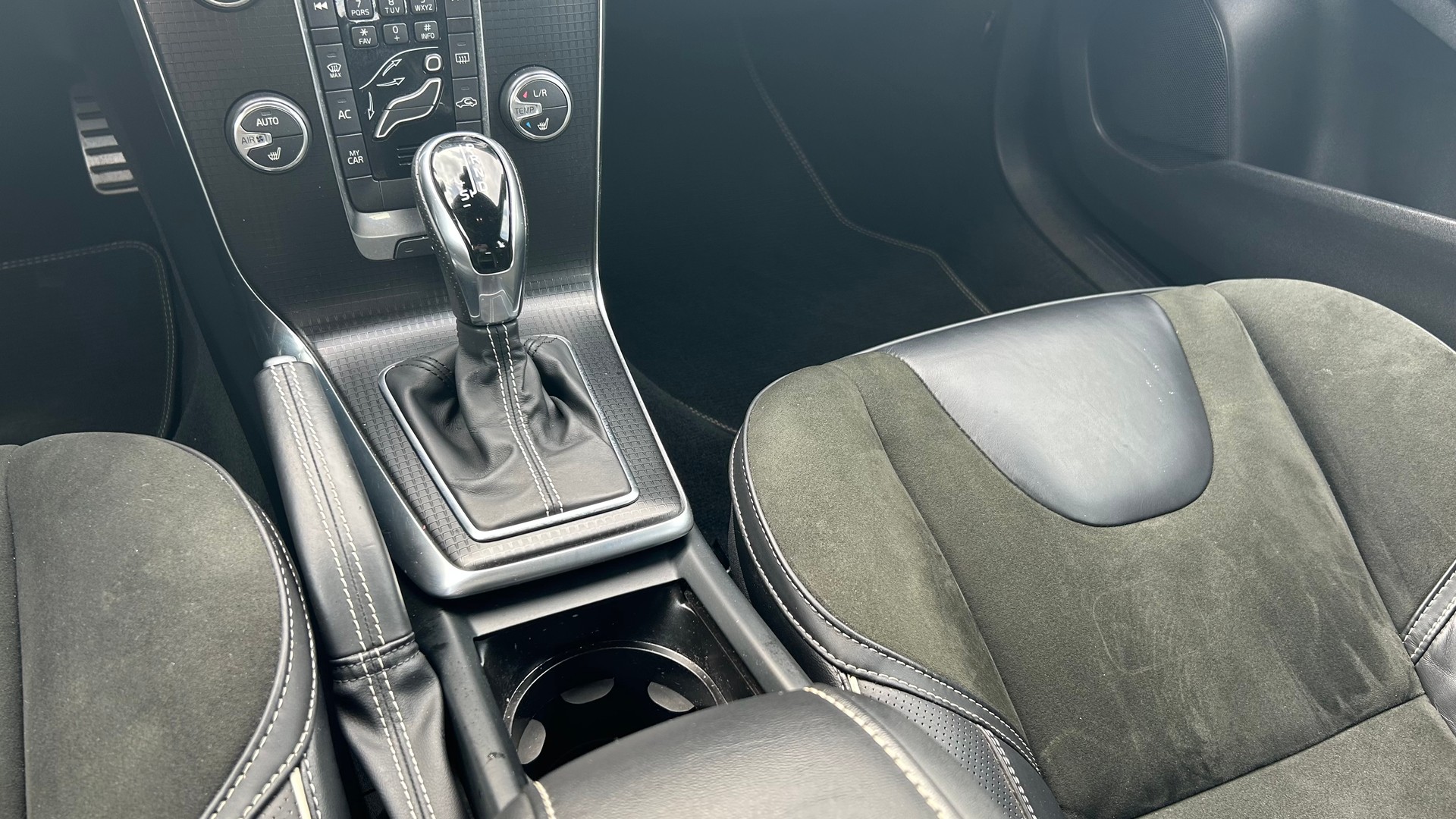 VOLVO V40 D3 Momentum R-Design Geartronic-image-8