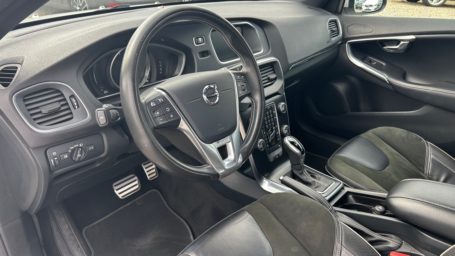 VOLVO V40 D3 Momentum R-Design Geartronic-image-4