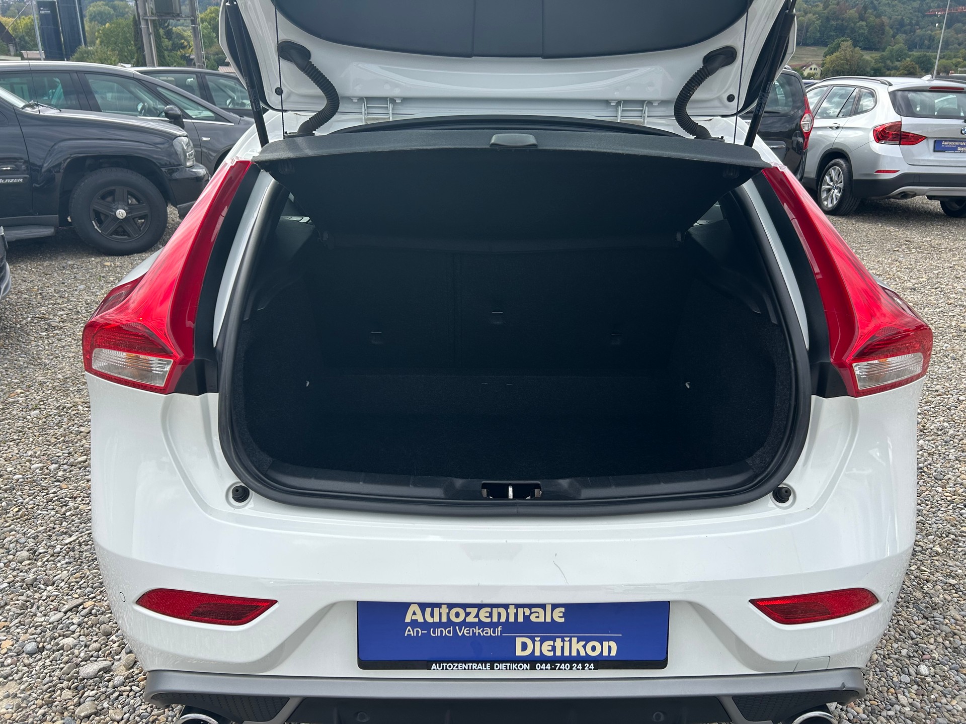 VOLVO V40 D3 Momentum R-Design Geartronic-image-24