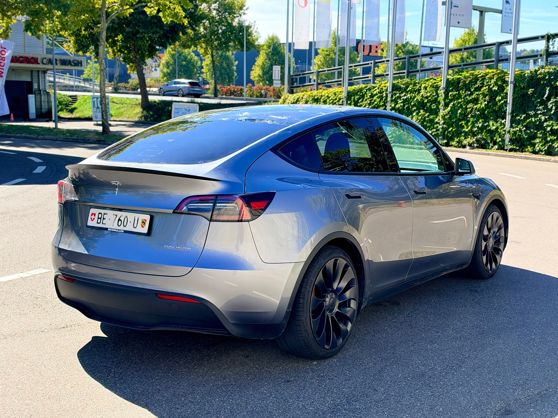 TESLA Model Y Performance-showroom-element-2