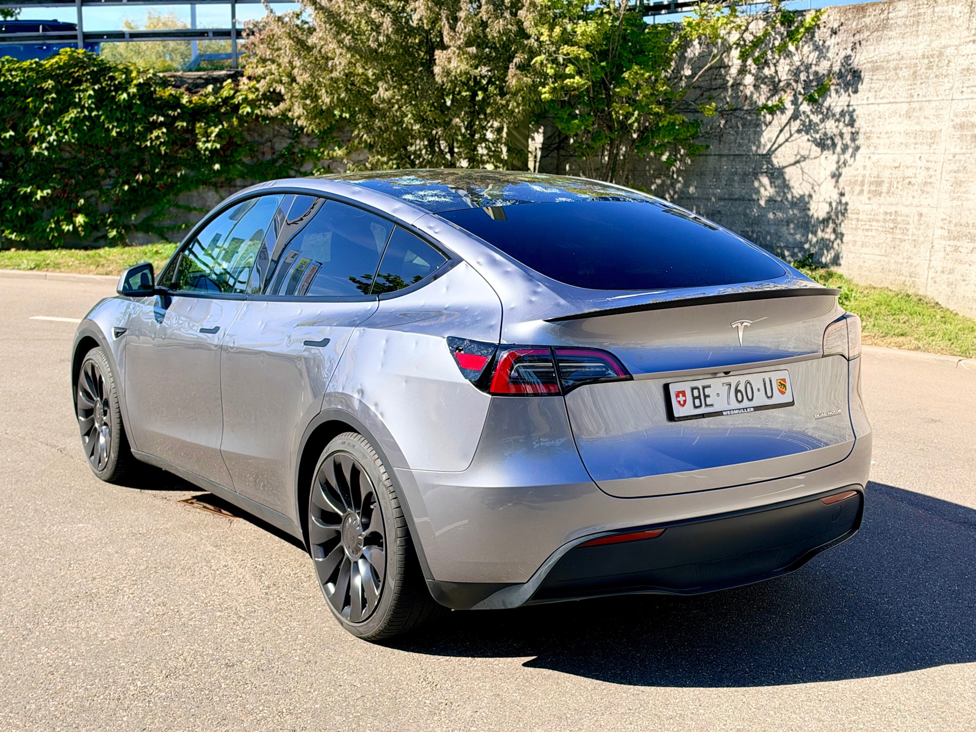 TESLA Model Y Performance-showroom-element-3