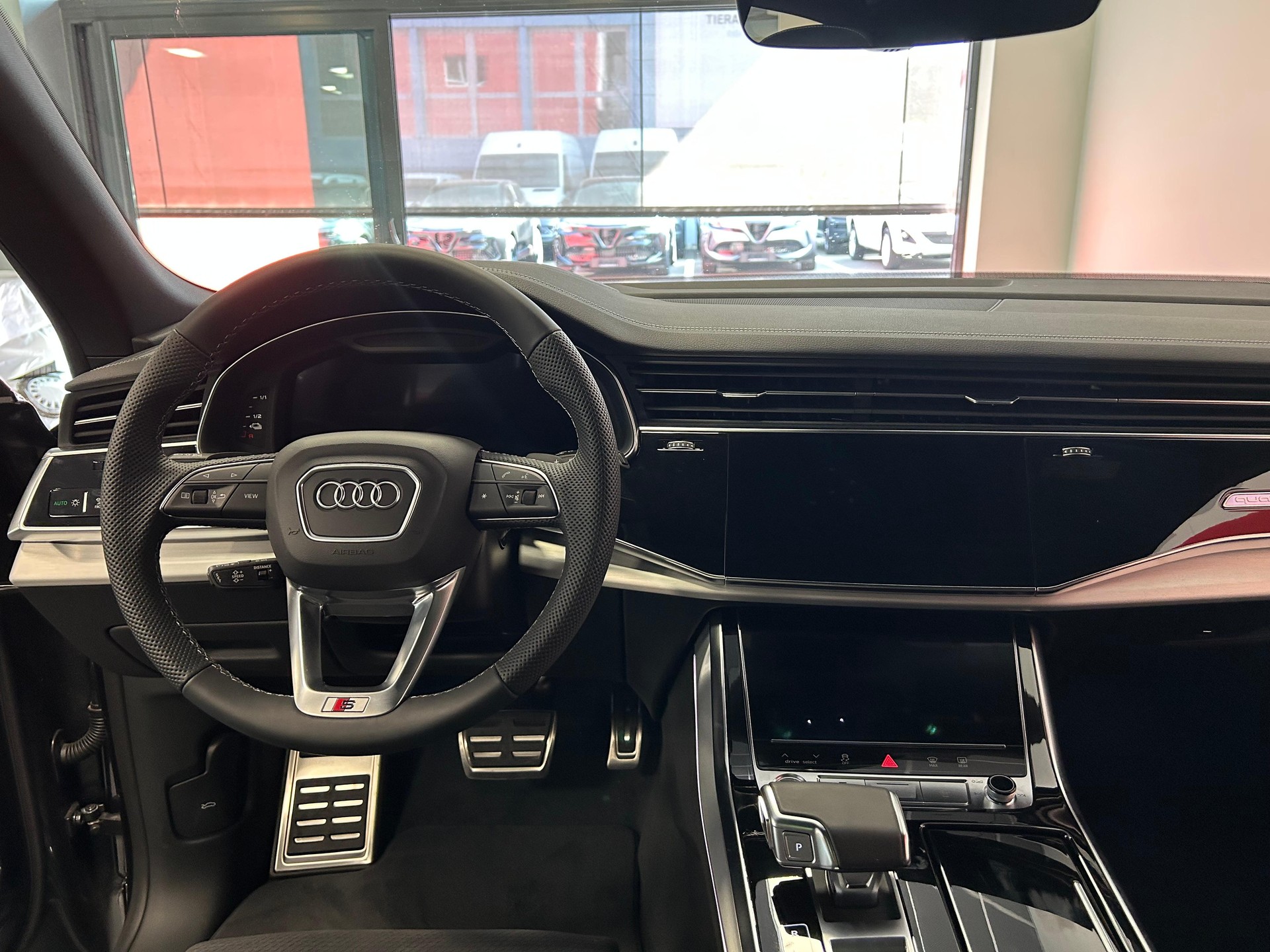 AUDI Q8 SUV 3.0 55 TFSI e quattro T-Tronic-image-11