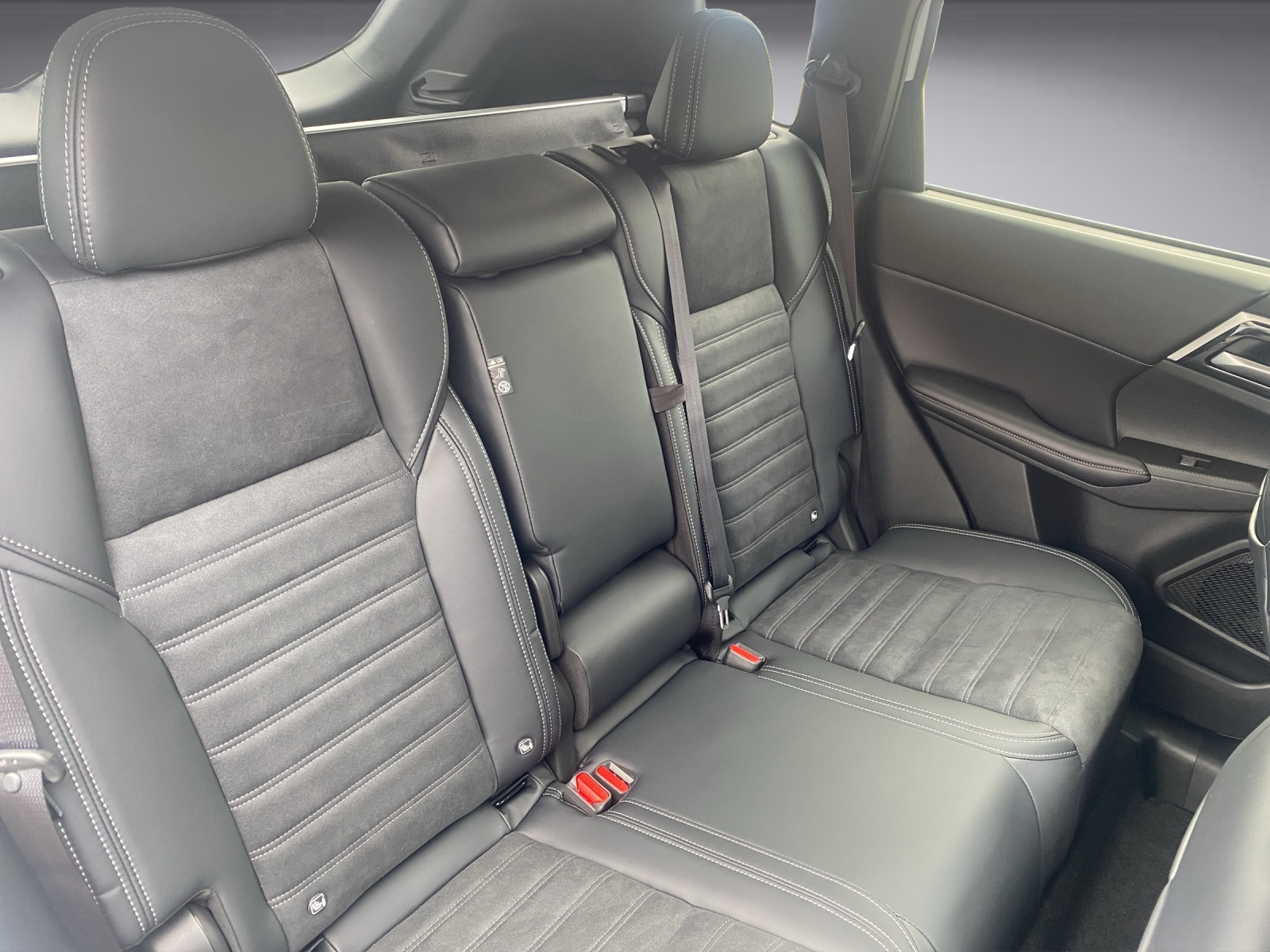 MITSUBISHI Outlander 2.4 PHEV Invite 4x4-image-14