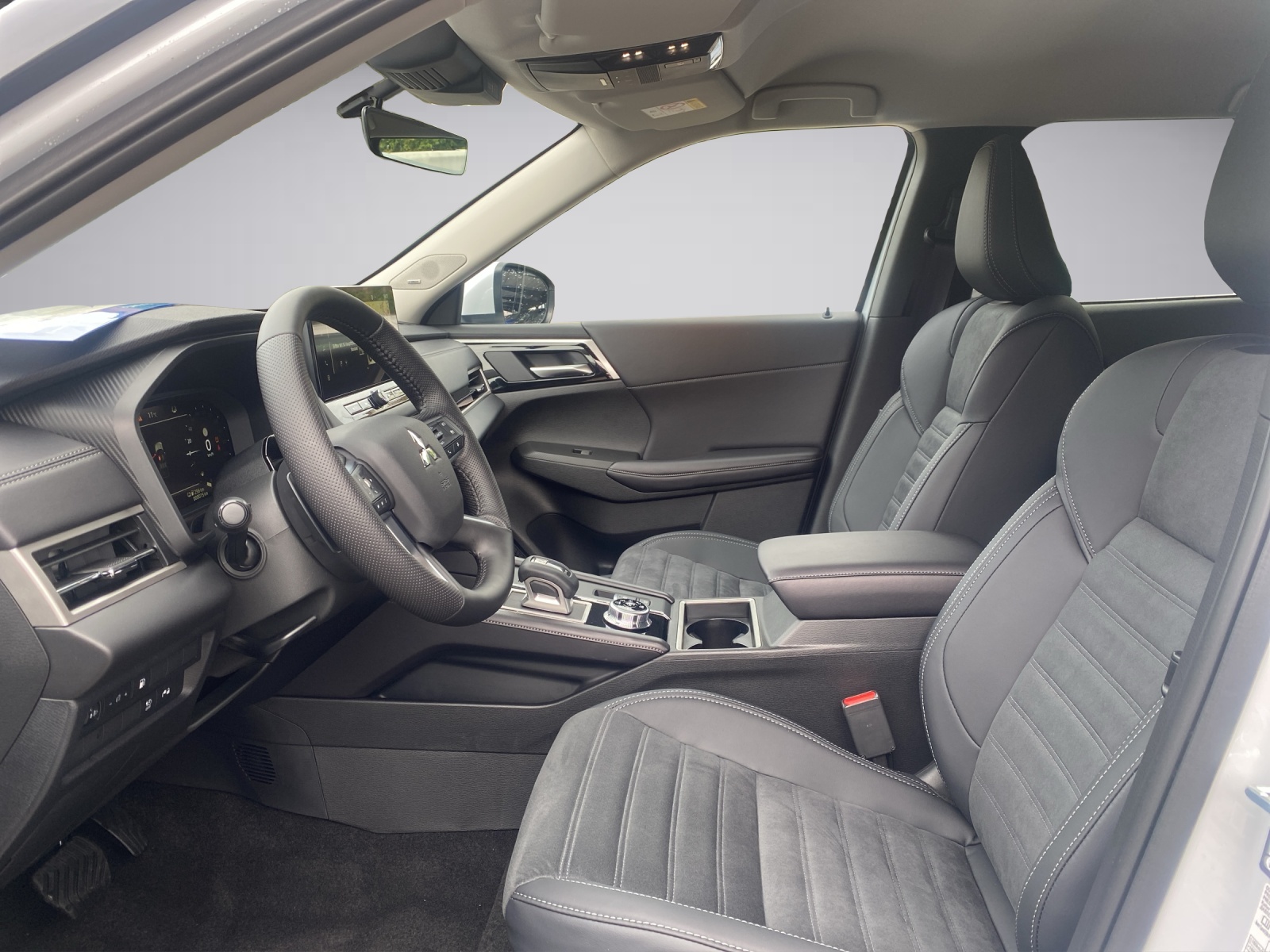 MITSUBISHI Outlander 2.4 PHEV Invite 4x4-image-8
