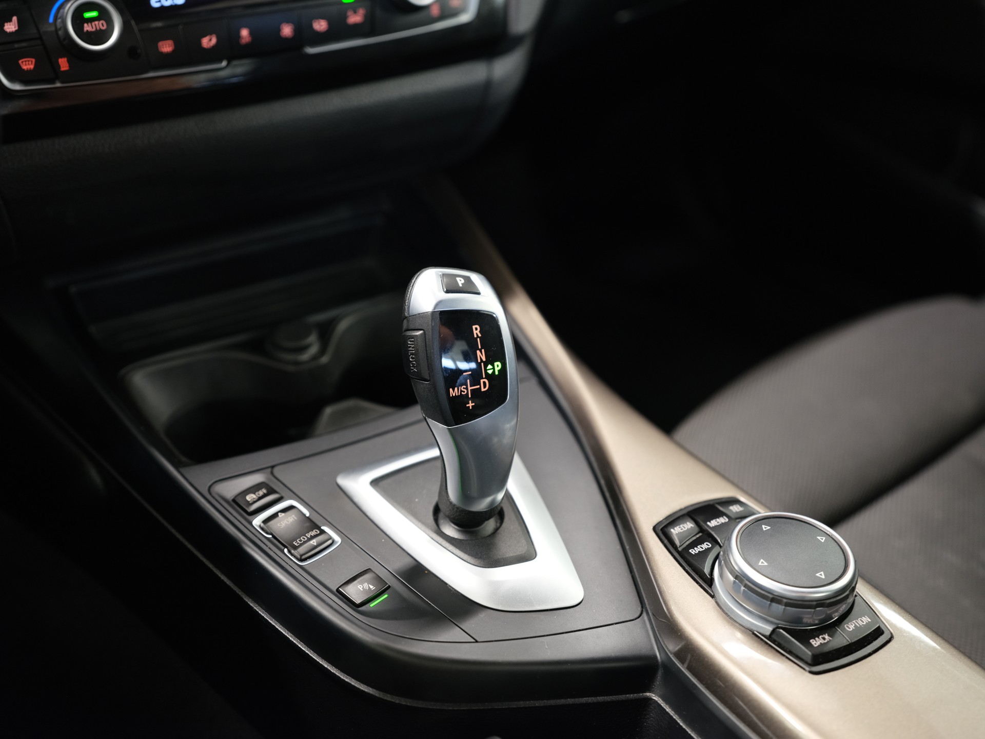 BMW 218d *Komfortzugang* *M Sport Lederlenkrad* *Sonnenschutzverglasung*-image-22