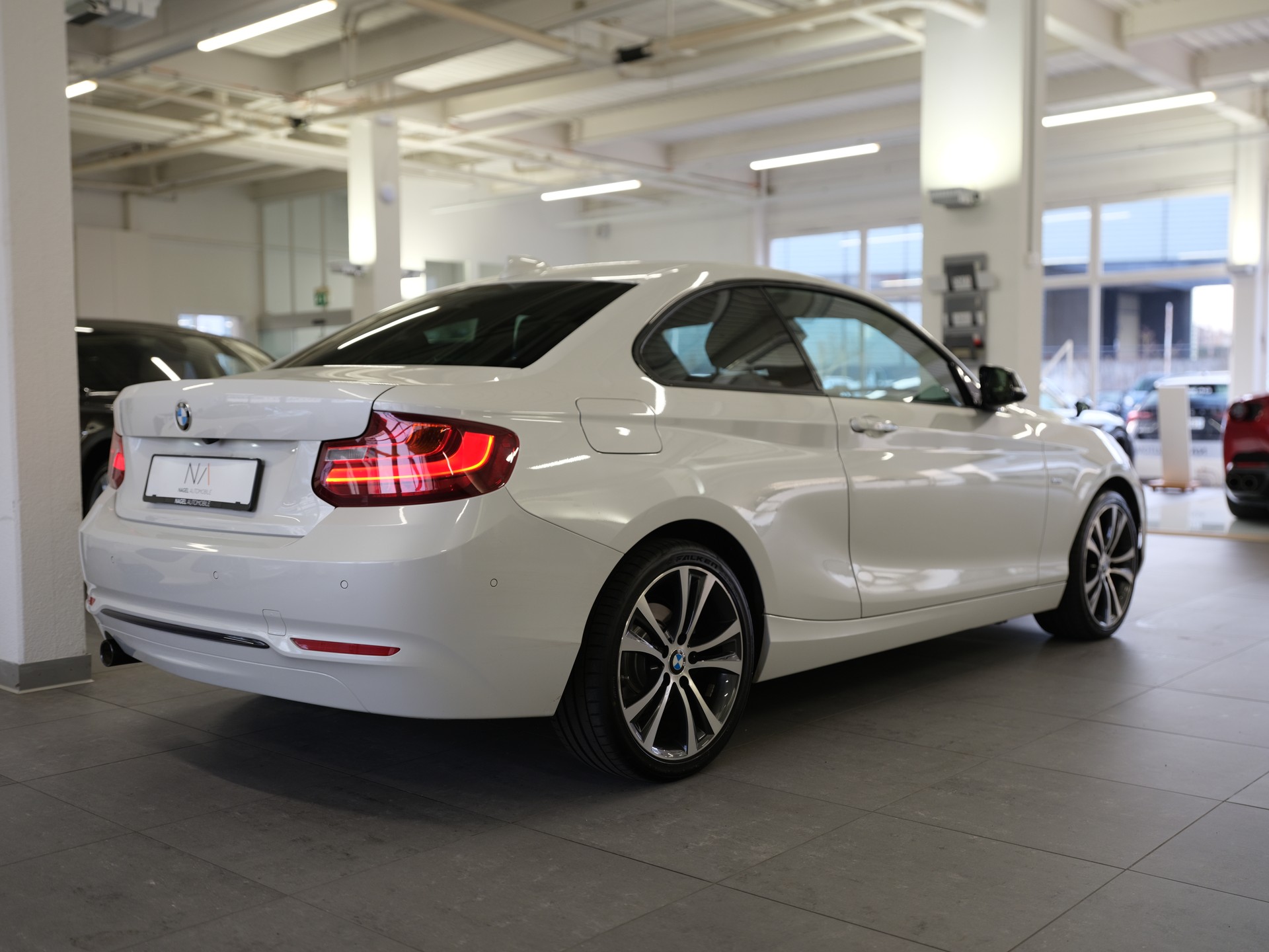 BMW 218d *Komfortzugang* *M Sport Lederlenkrad* *Sonnenschutzverglasung*-image-5