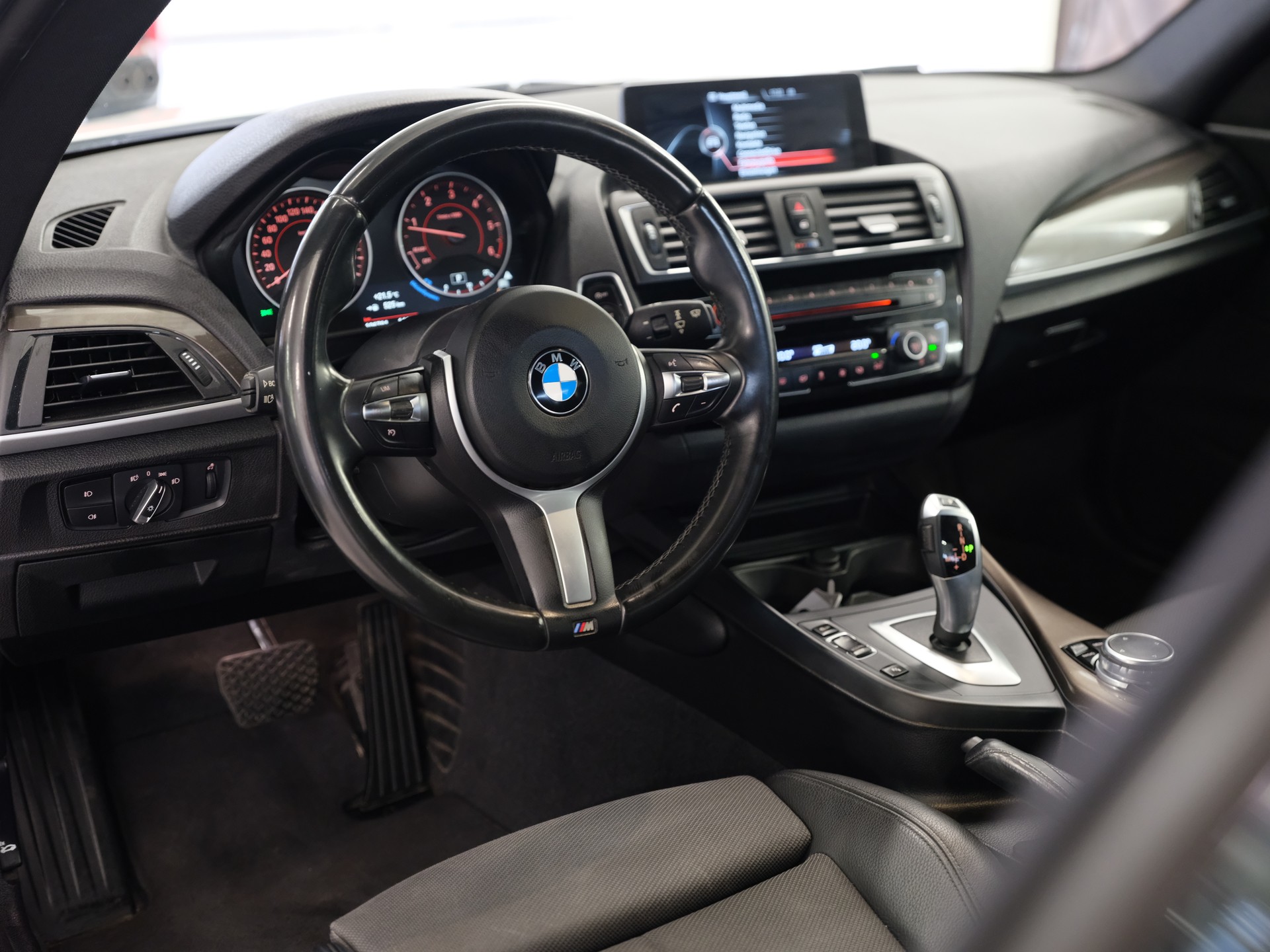 BMW 218d *Komfortzugang* *M Sport Lederlenkrad* *Sonnenschutzverglasung*-image-16
