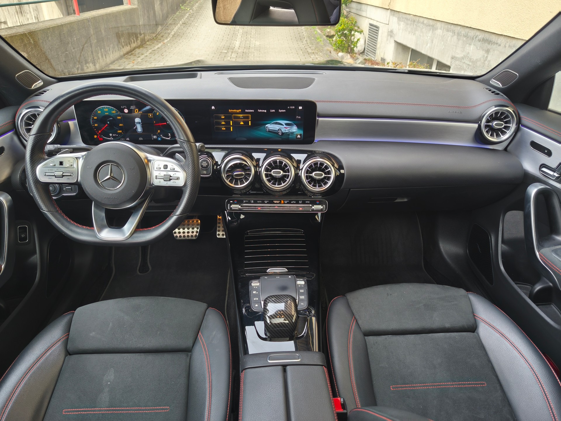 MERCEDES-BENZ CLA Shooting Brake 220 d 4Matic AMG Line-image-10
