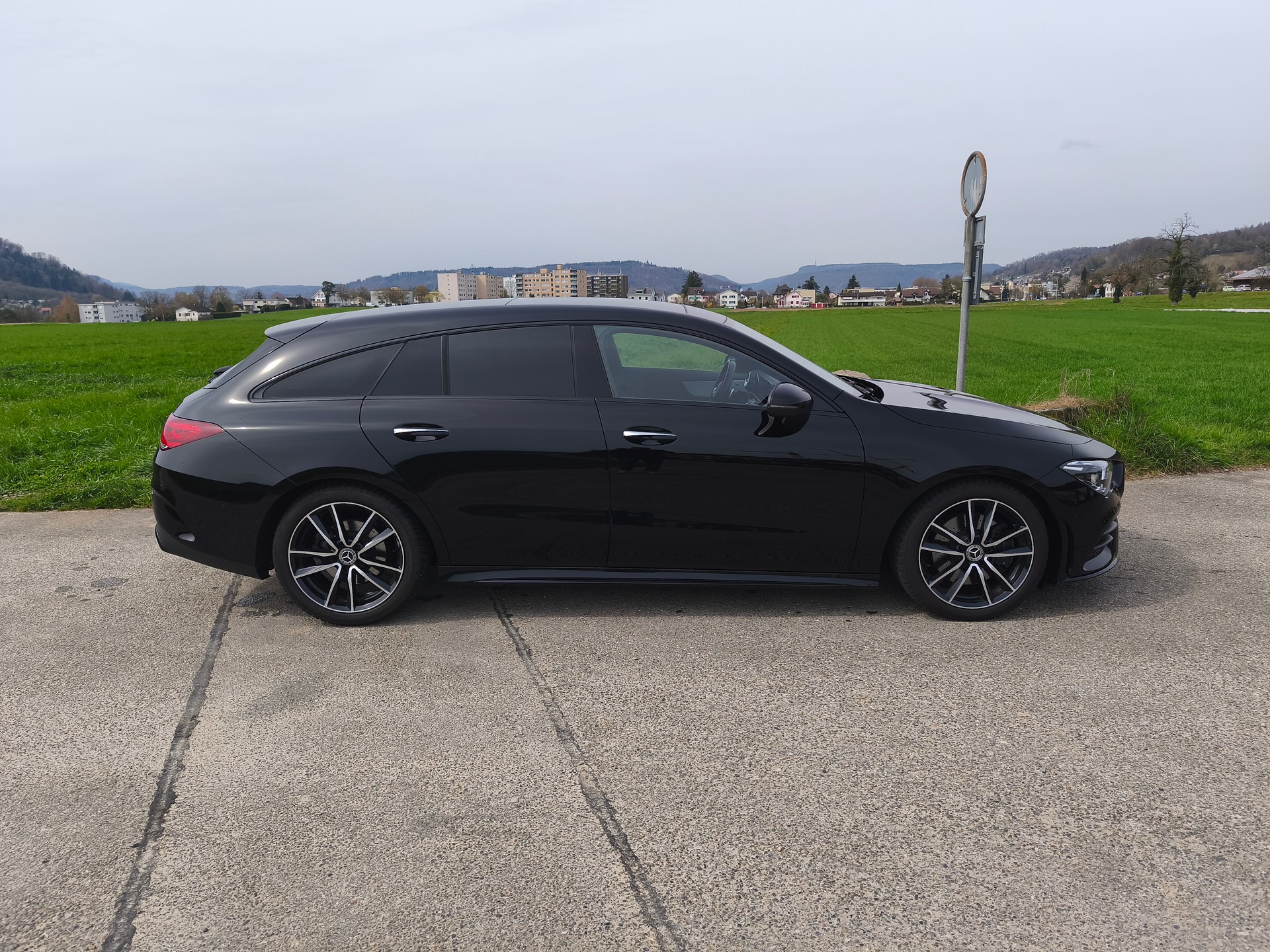 MERCEDES-BENZ CLA Shooting Brake 220 d 4Matic AMG Line-image-5