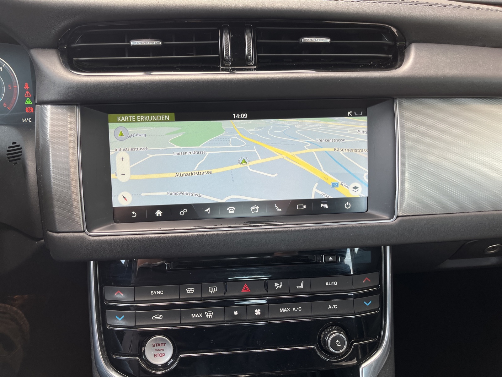 JAGUAR XF 20d Portfolio AWD Automatic-image-9