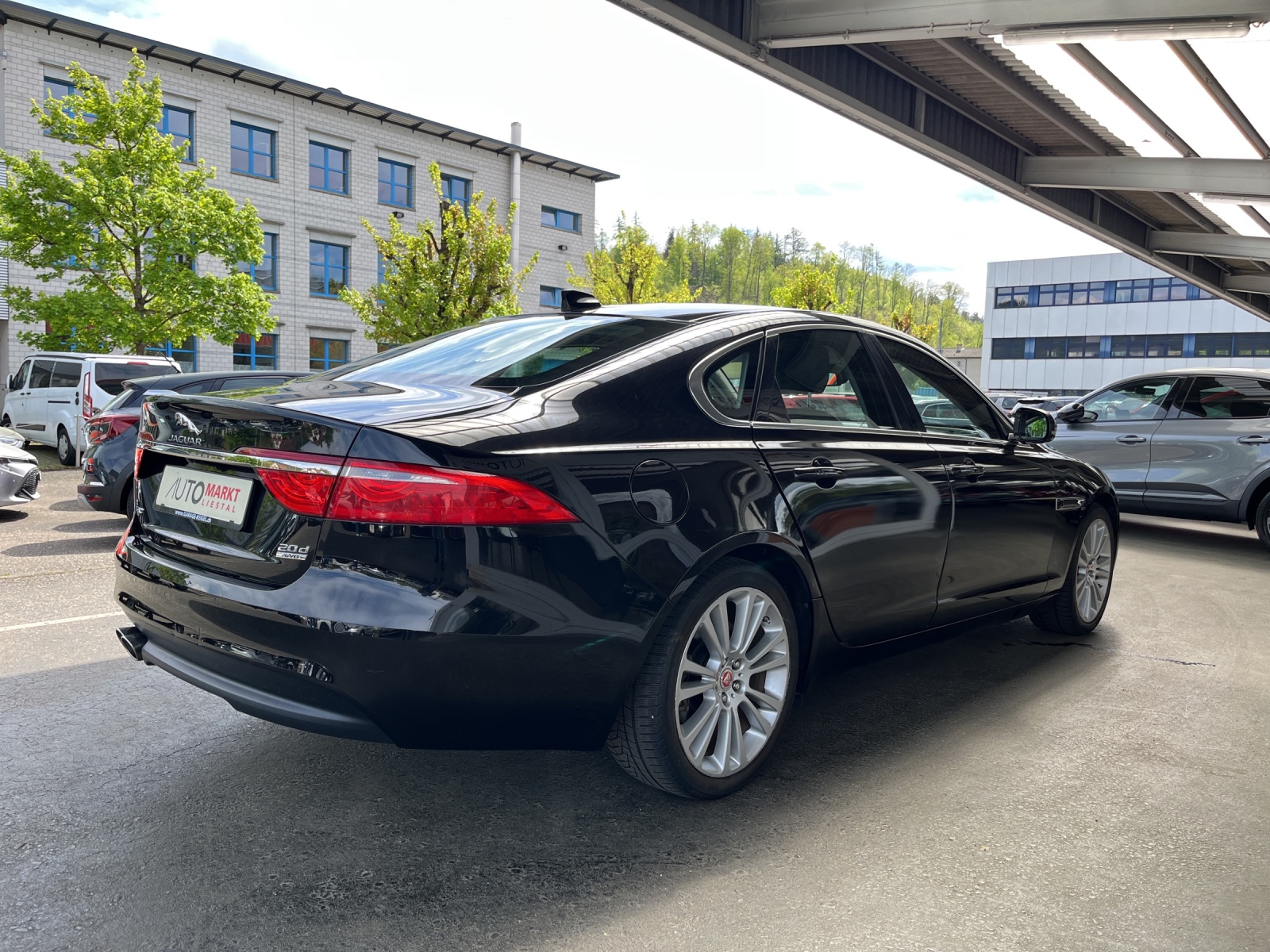 JAGUAR XF 20d Portfolio AWD Automatic-image-4