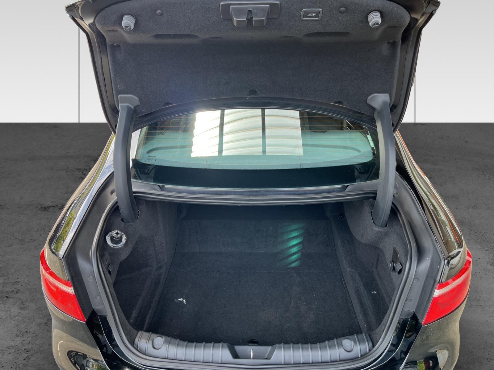 JAGUAR XF 20d Portfolio AWD Automatic-image-11