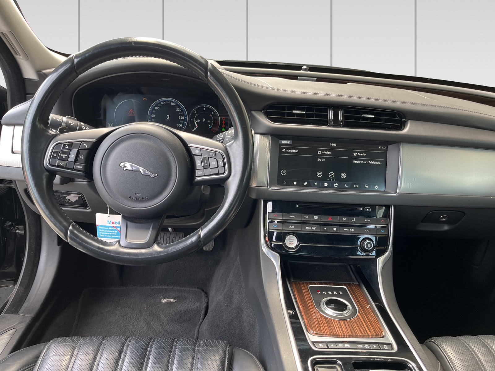 JAGUAR XF 20d Portfolio AWD Automatic-image-7