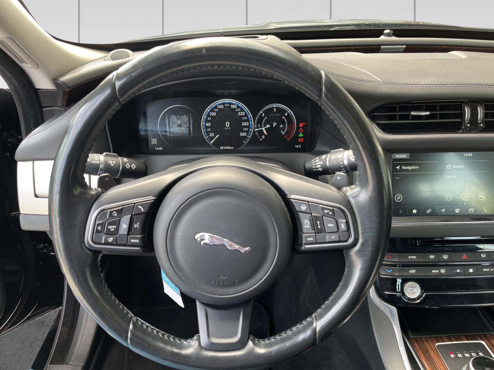 JAGUAR XF 20d Portfolio AWD Automatic-image-8
