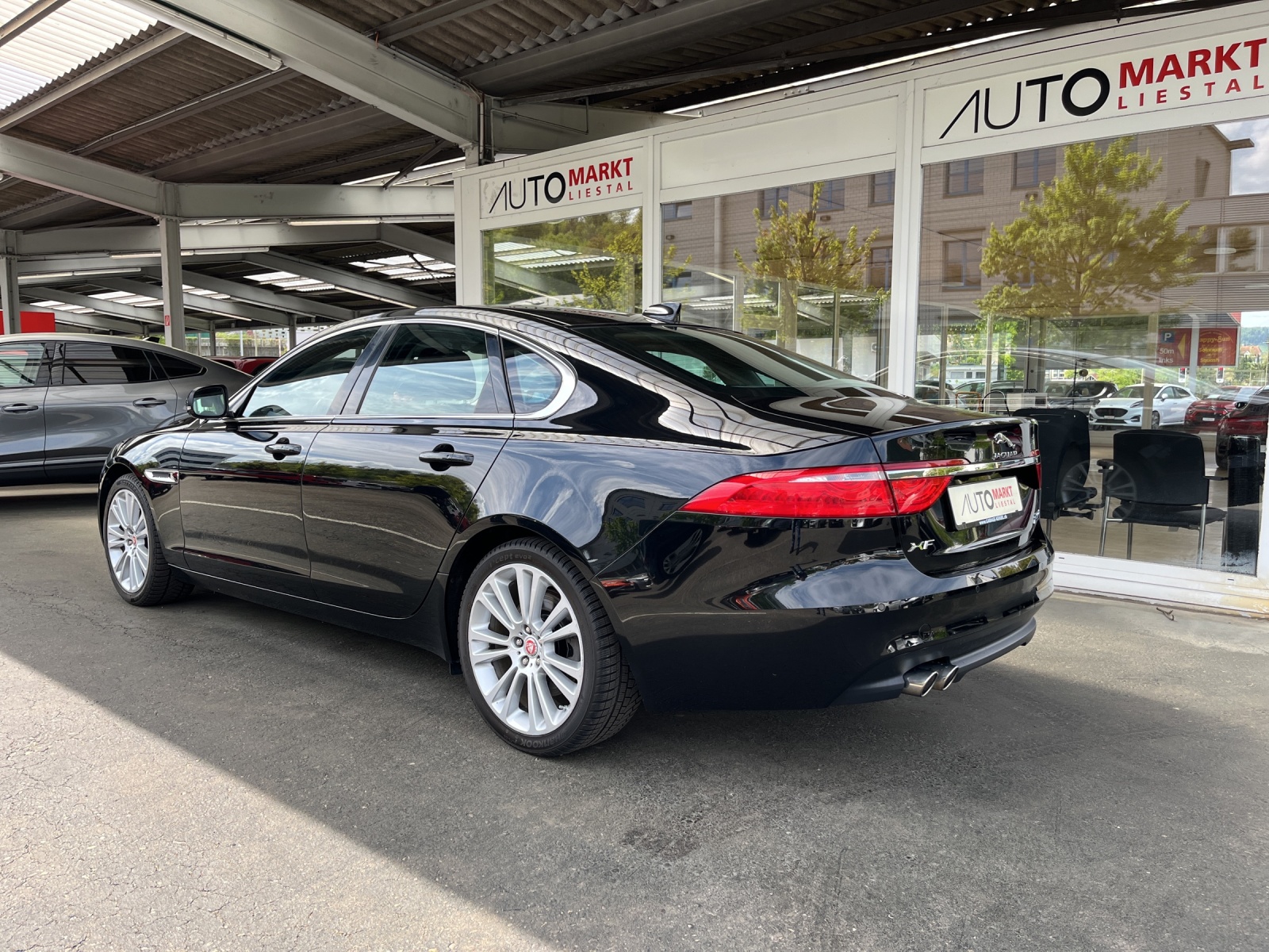 JAGUAR XF 20d Portfolio AWD Automatic-showroom-element-2