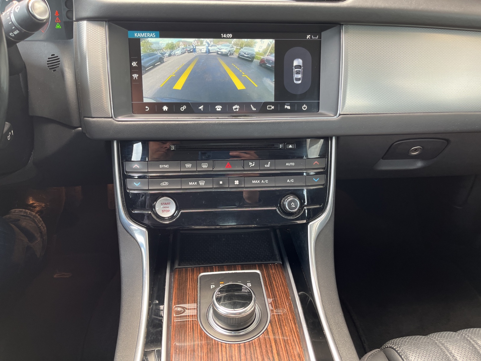 JAGUAR XF 20d Portfolio AWD Automatic-image-10