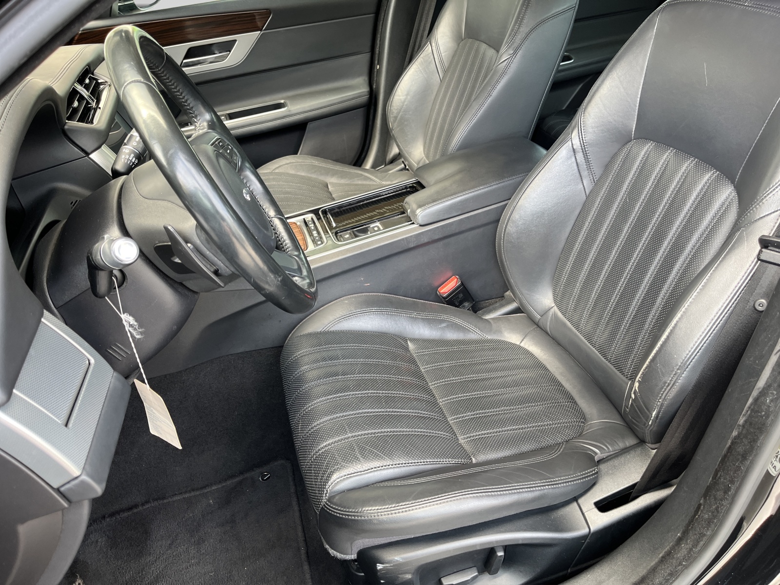 JAGUAR XF 20d Portfolio AWD Automatic-image-6