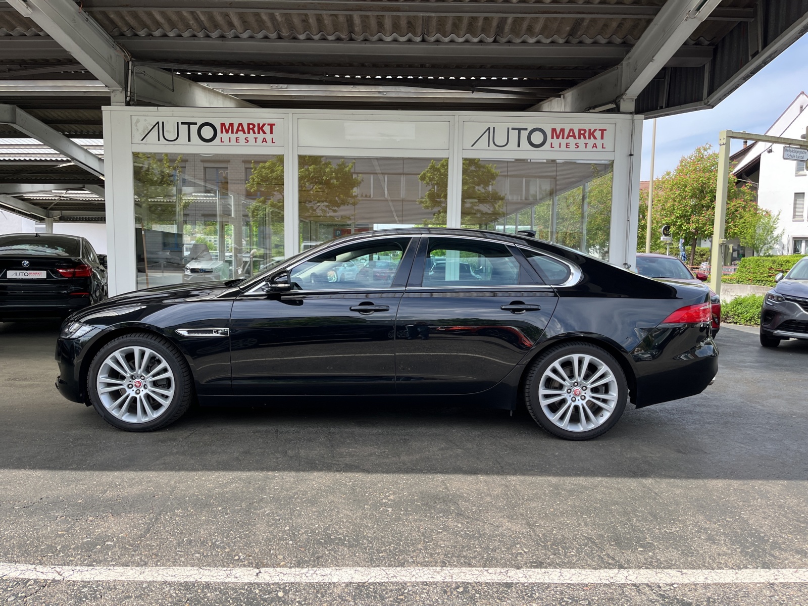 JAGUAR XF 20d Portfolio AWD Automatic-showroom-element-1