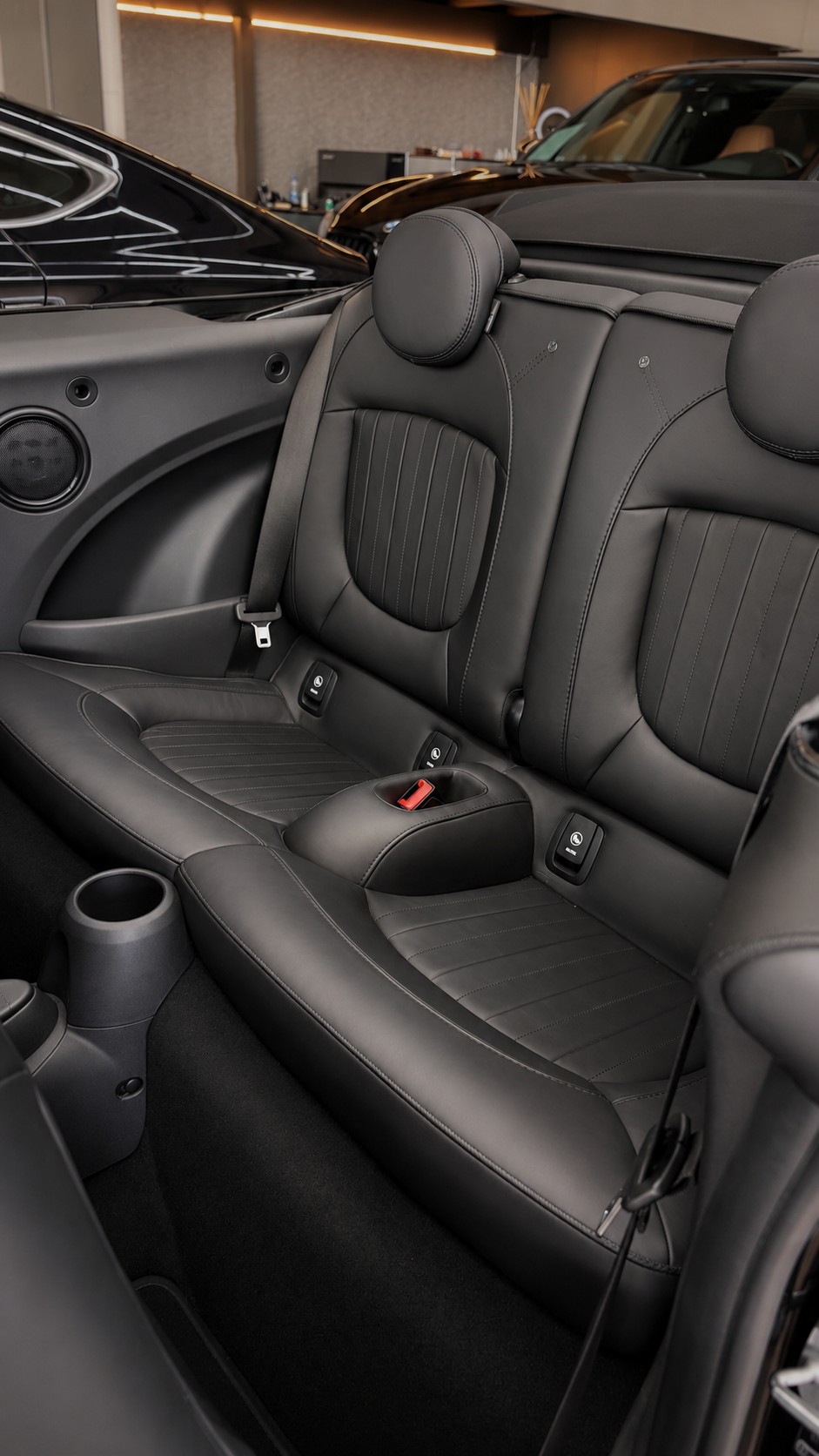 MINI Cooper John Cooper Works Cabriolet Steptronic-image-13