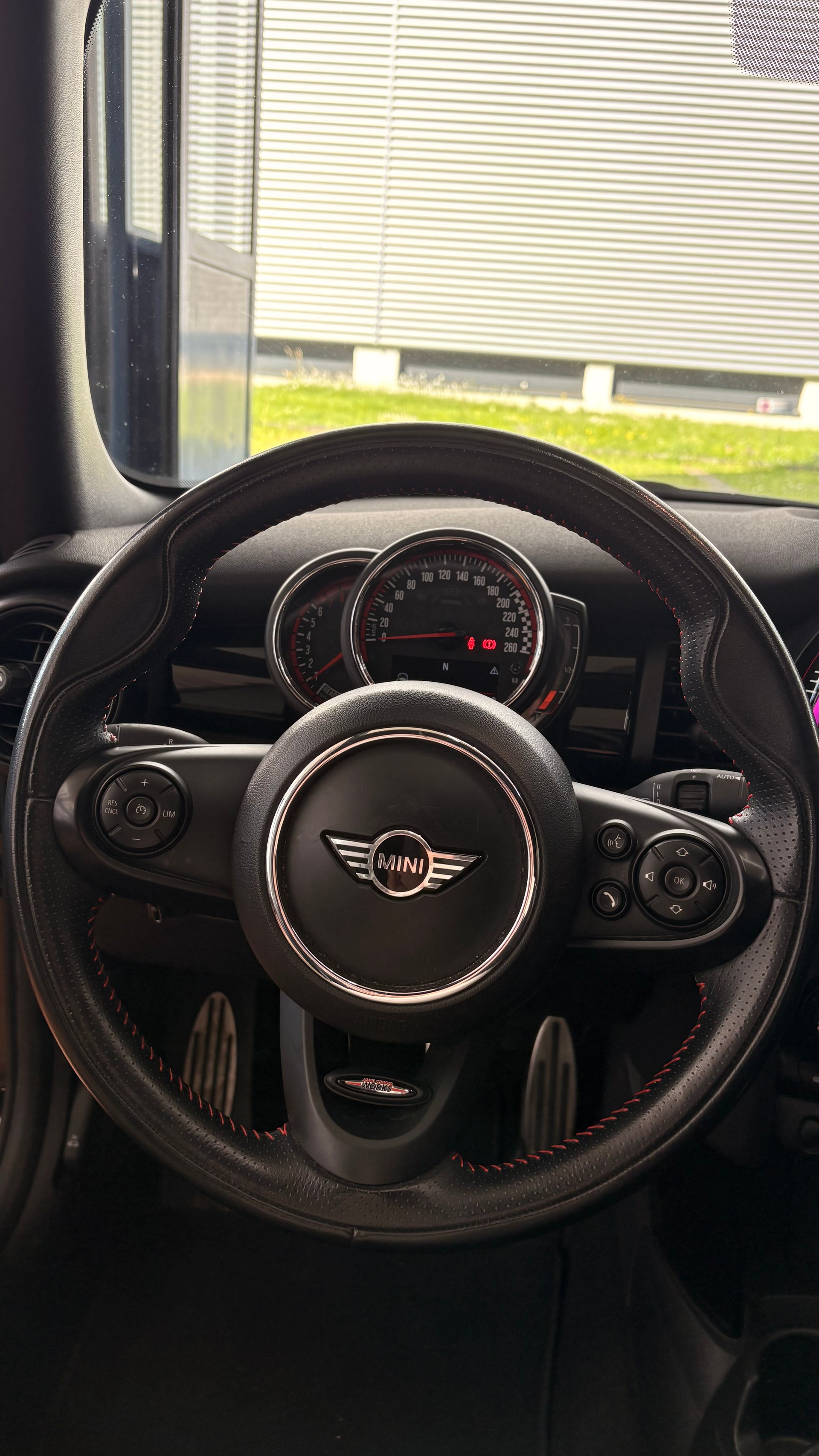 MINI Cooper John Cooper Works Cabriolet Steptronic-image-10
