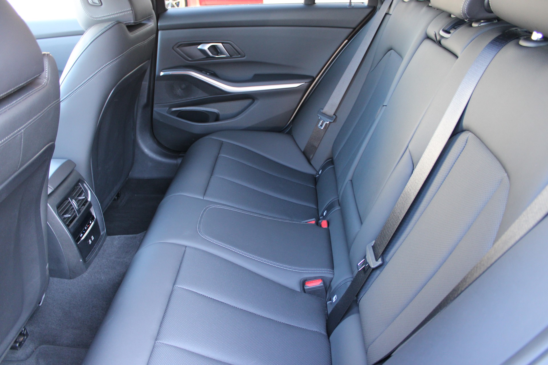 BMW 330d xDrive 48V Touring-image-10