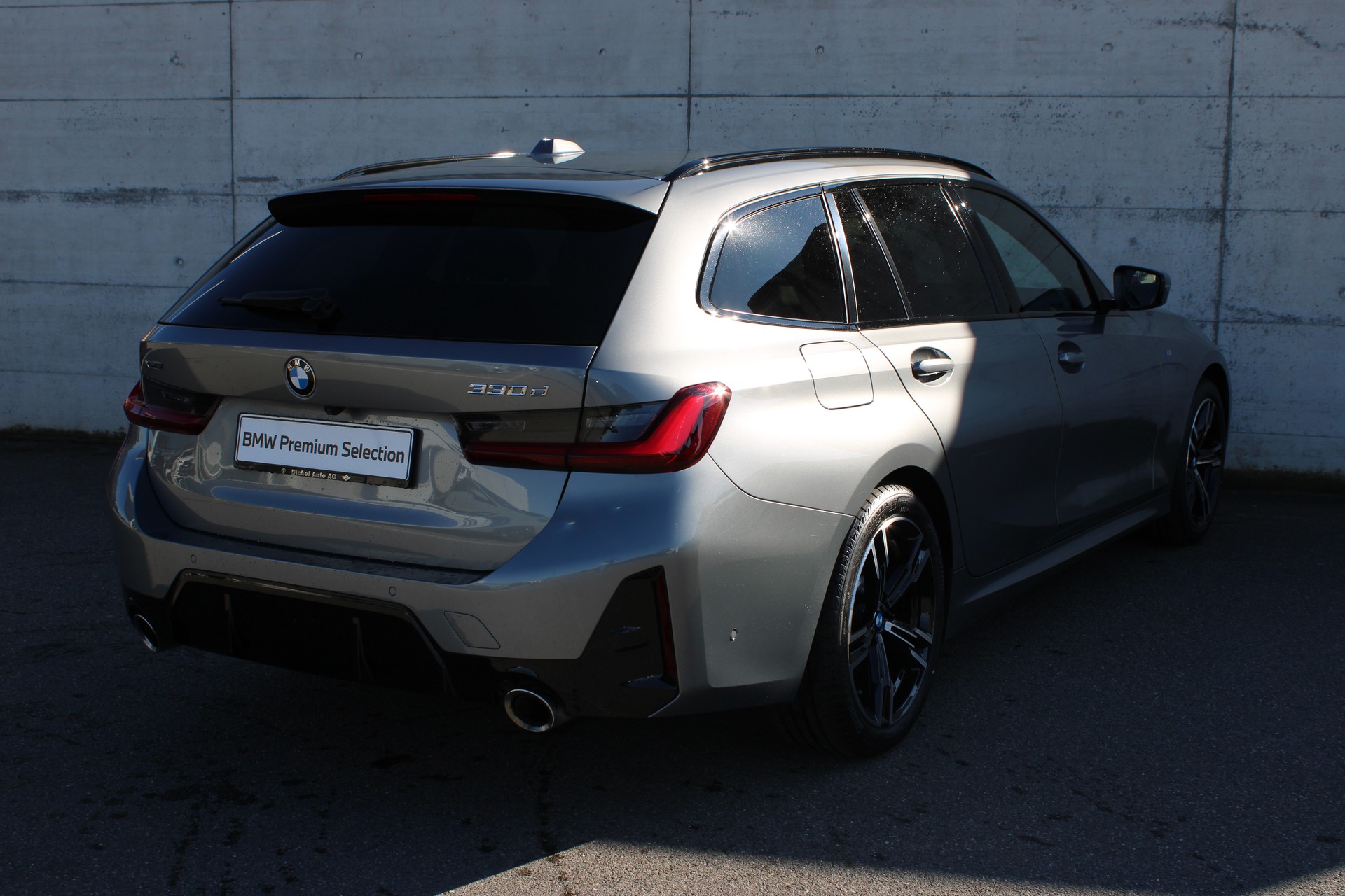 BMW 330d xDrive 48V Touring-image-17
