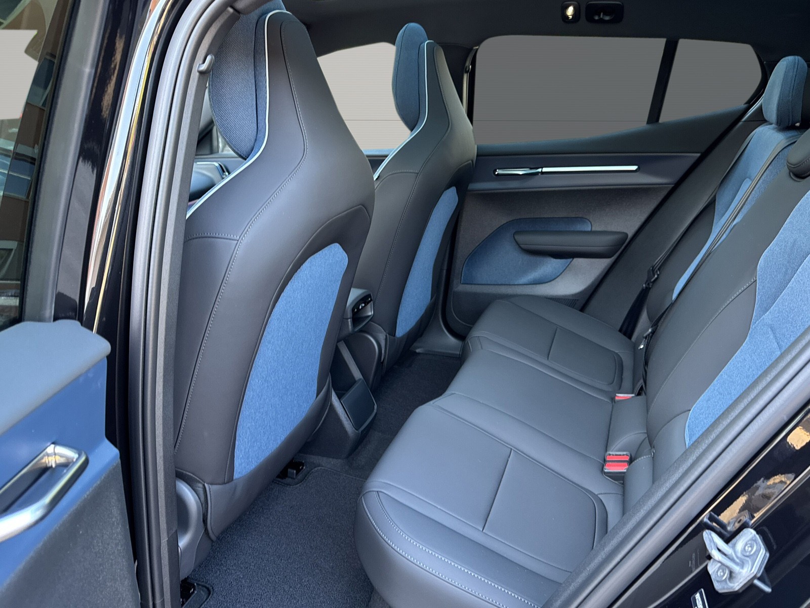VOLVO EX30 E60 Twin Ultra Performance Sw. Black Ed. AWD-image-9