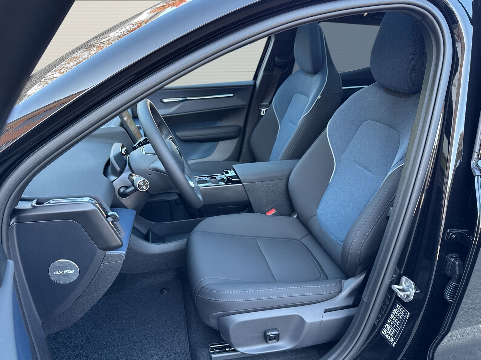 VOLVO EX30 E60 Twin Ultra Performance Sw. Black Ed. AWD-image-7