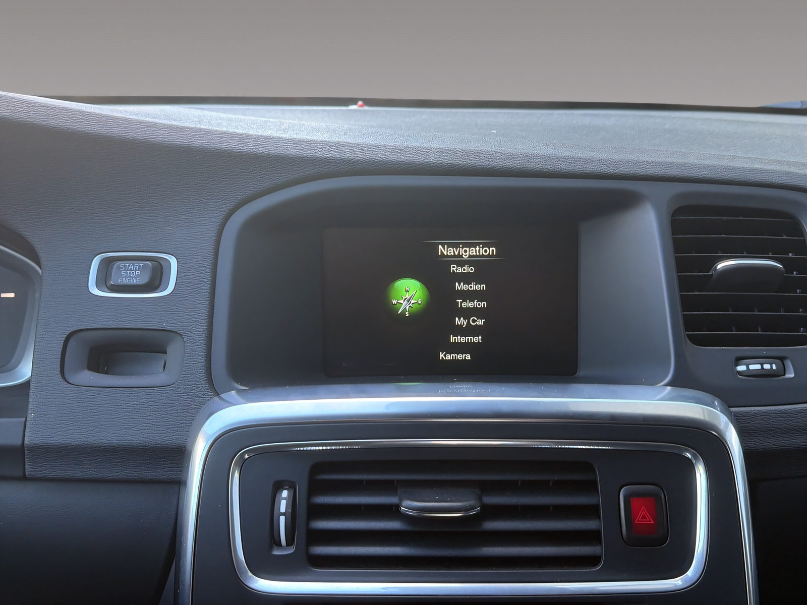 VOLVO V60 Cross Country 2.4 D4 Momentum AWD S/S-image-14