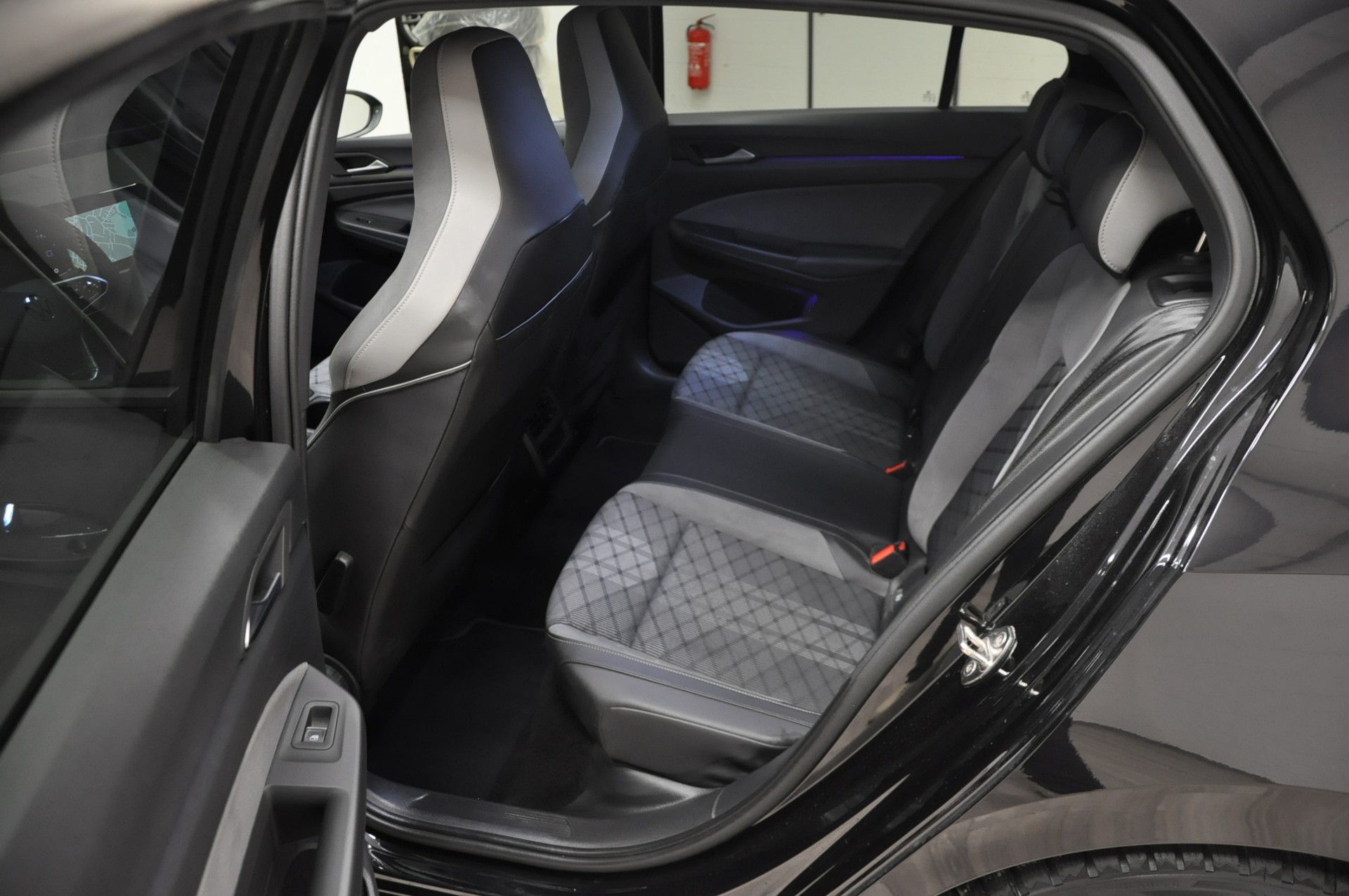 VW Golf Variant 1.5 eTSI mHEV R-Line-image-13