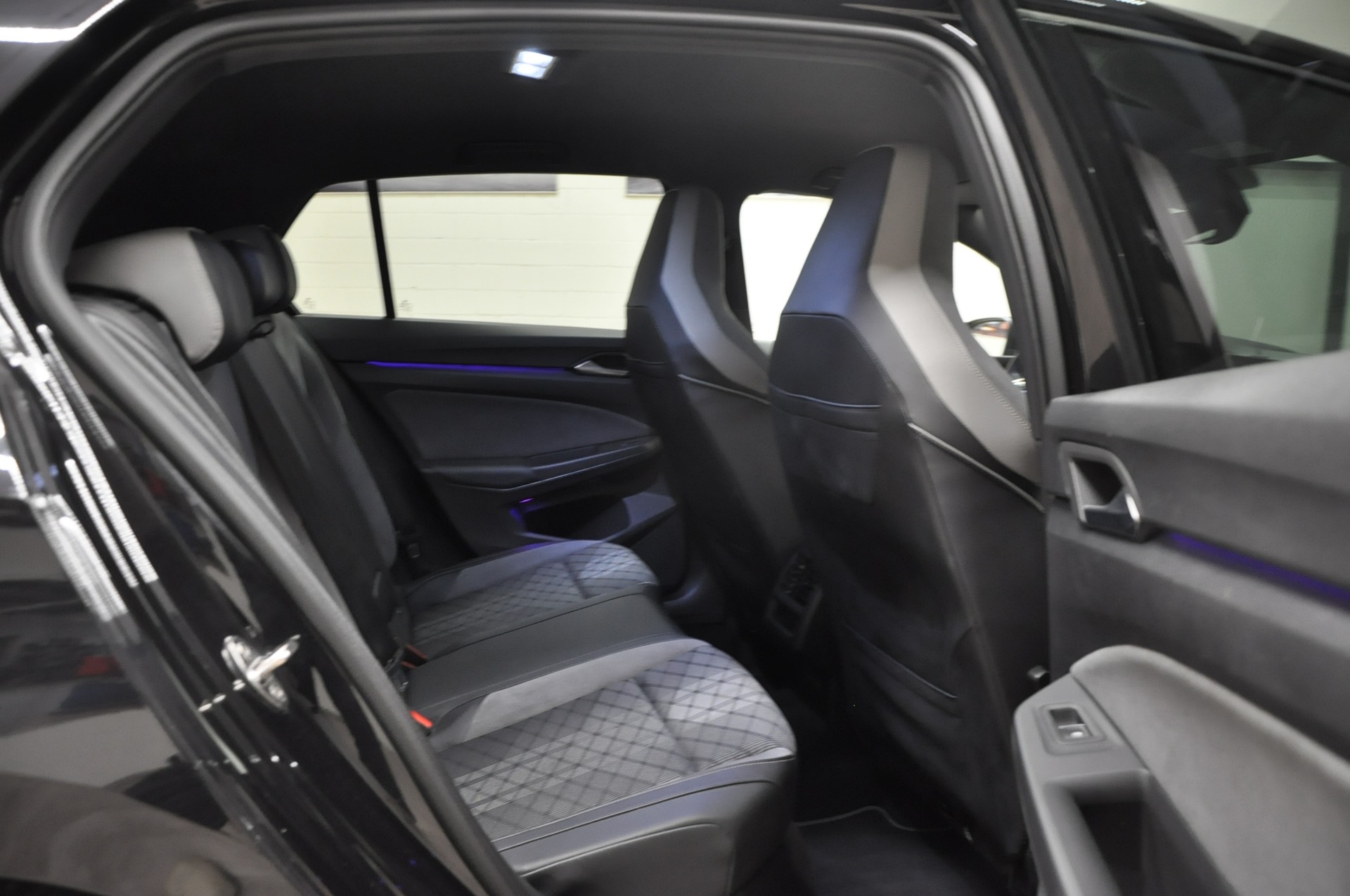 VW Golf Variant 1.5 eTSI mHEV R-Line-image-12