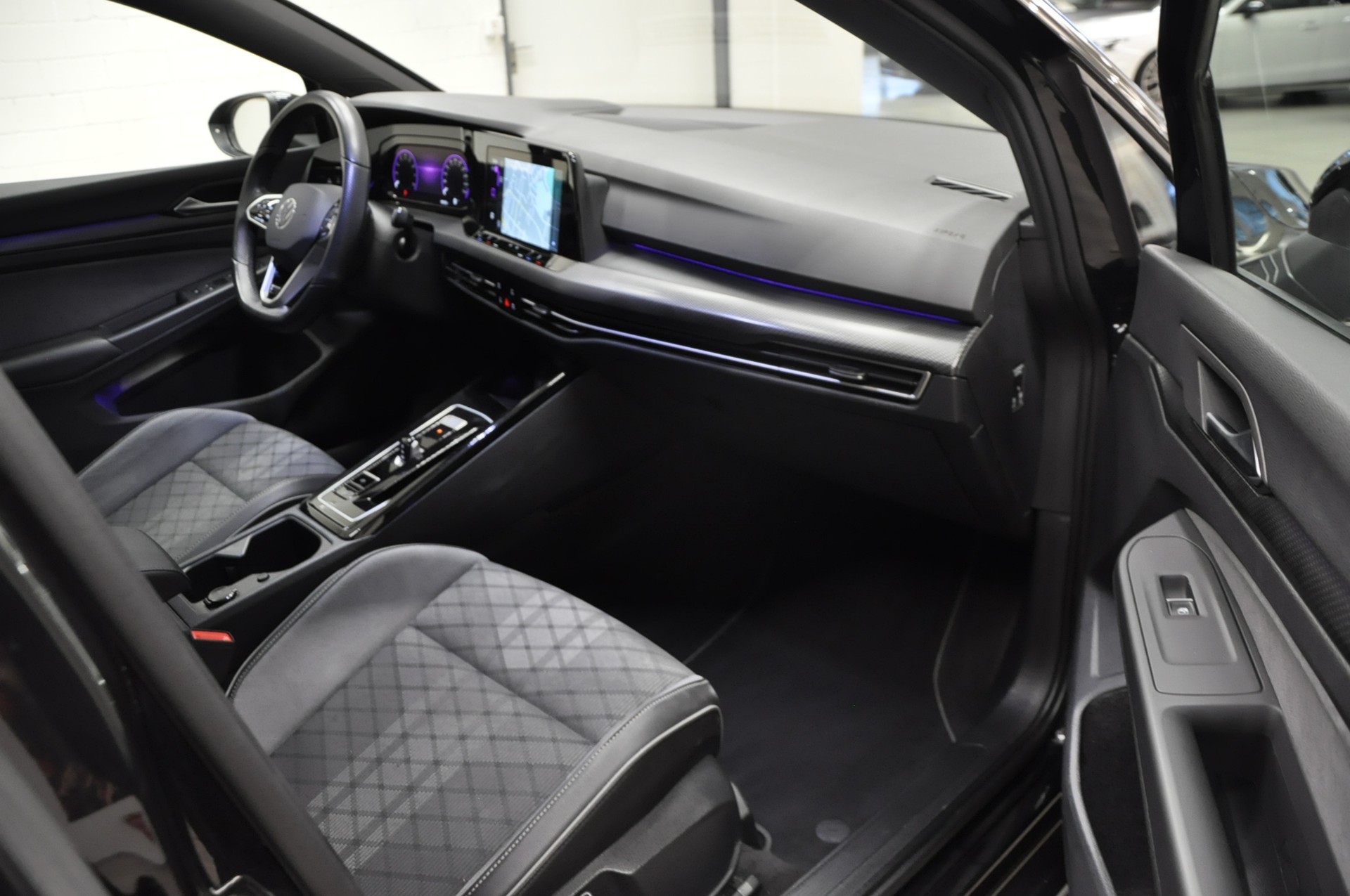 VW Golf Variant 1.5 eTSI mHEV R-Line-image-10