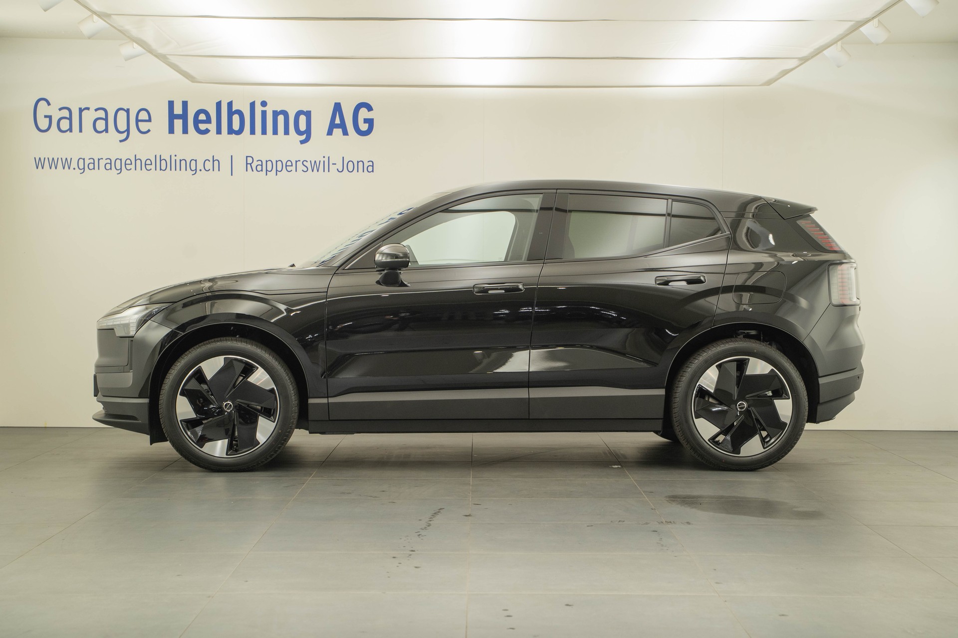 VOLVO EX30 E60 Plus-showroom-element-2