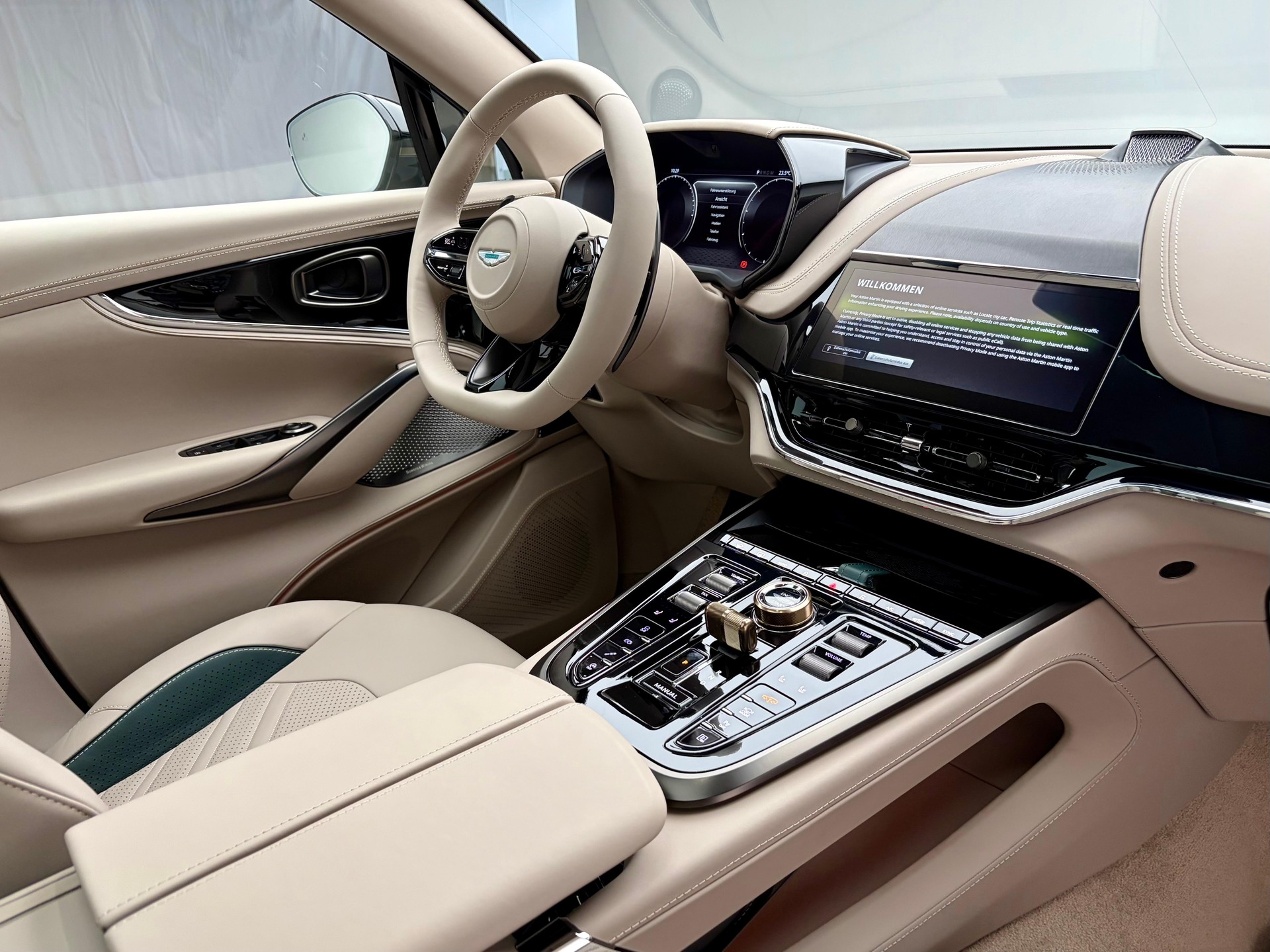 ASTON MARTIN DBX S 4.0 V8 Bi-Turbo (Q - Bronze Styling Pack)-image-10