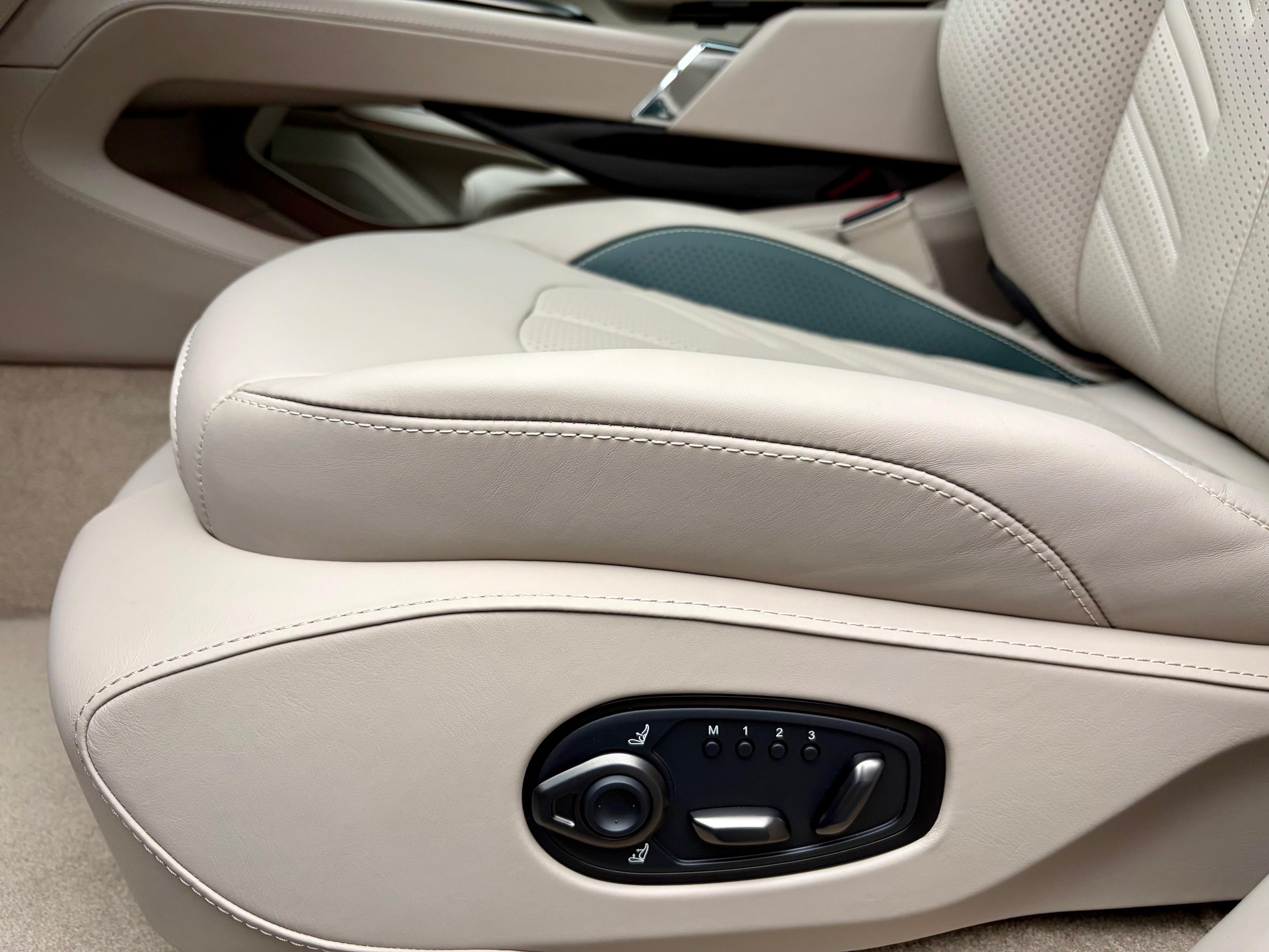 ASTON MARTIN DBX S 4.0 V8 Bi-Turbo (Q - Bronze Styling Pack)-image-8