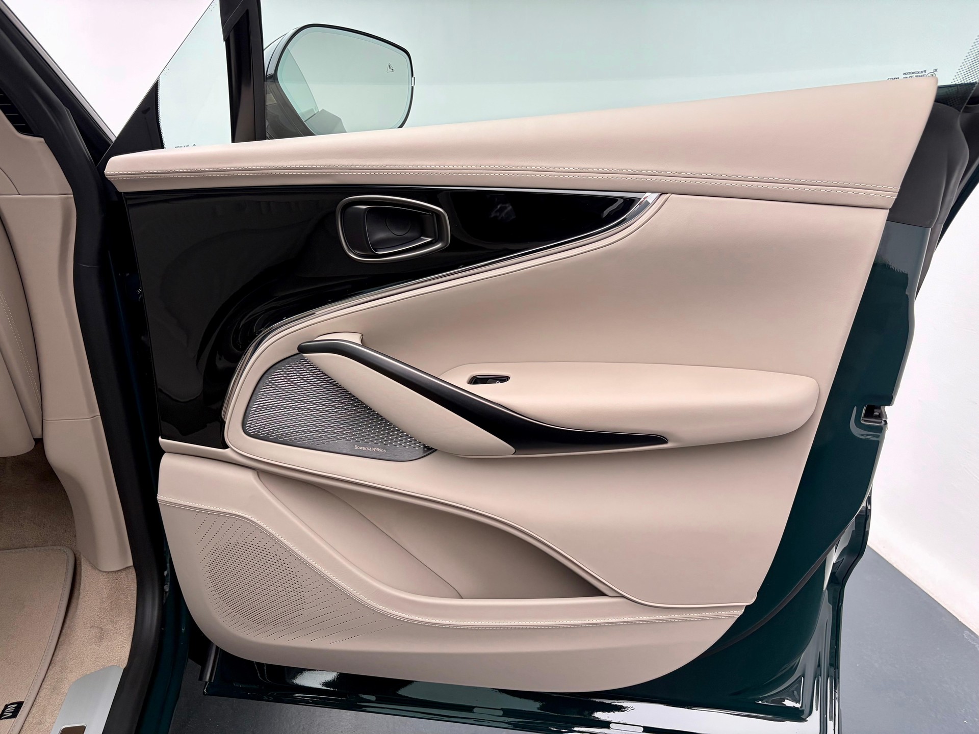 ASTON MARTIN DBX S 4.0 V8 Bi-Turbo (Q - Bronze Styling Pack)-image-16