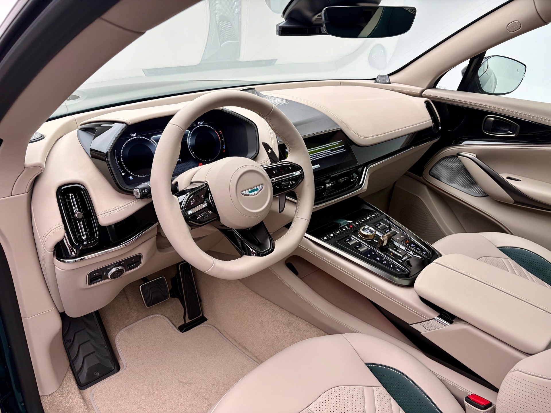 ASTON MARTIN DBX S 4.0 V8 Bi-Turbo (Q - Bronze Styling Pack)-showroom-element-3