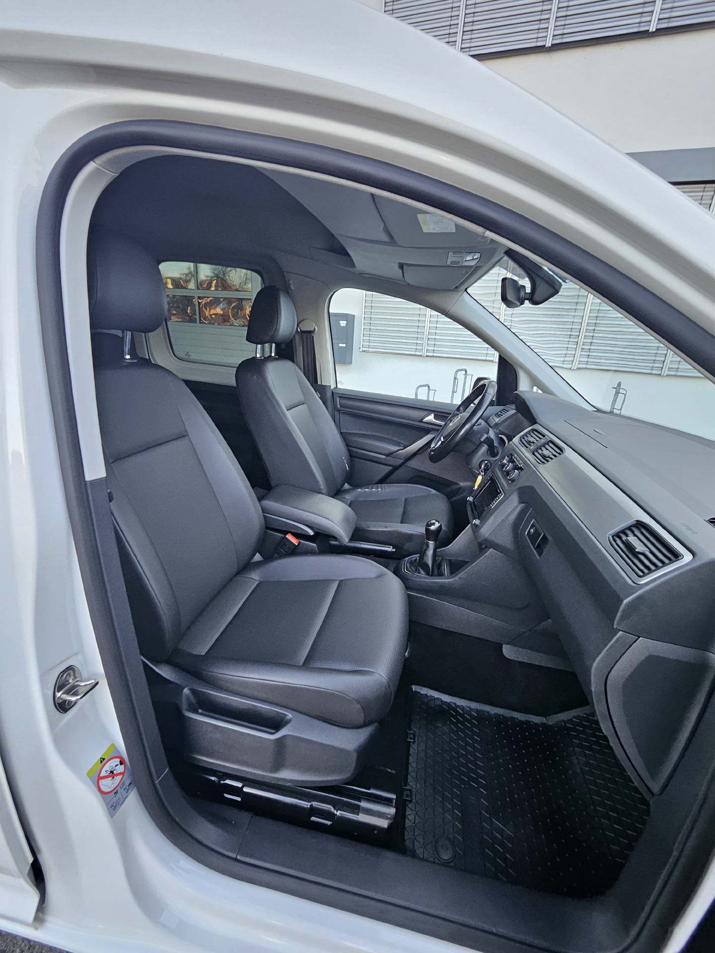 VW Caddy Maxi 2.0 TDI Trendline 4m * 5 Plätzer * Klima * AHK * Navi * Frisch ab MFK *-image-22