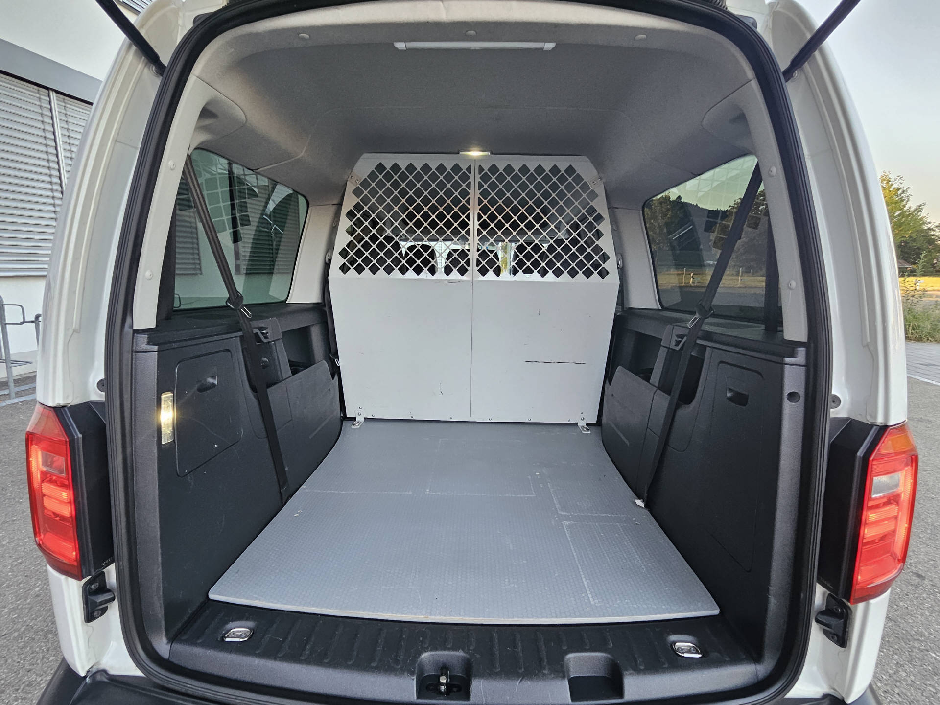 VW Caddy Maxi 2.0 TDI Trendline 4m * 5 Plätzer * Klima * AHK * Navi * Frisch ab MFK *-image-16