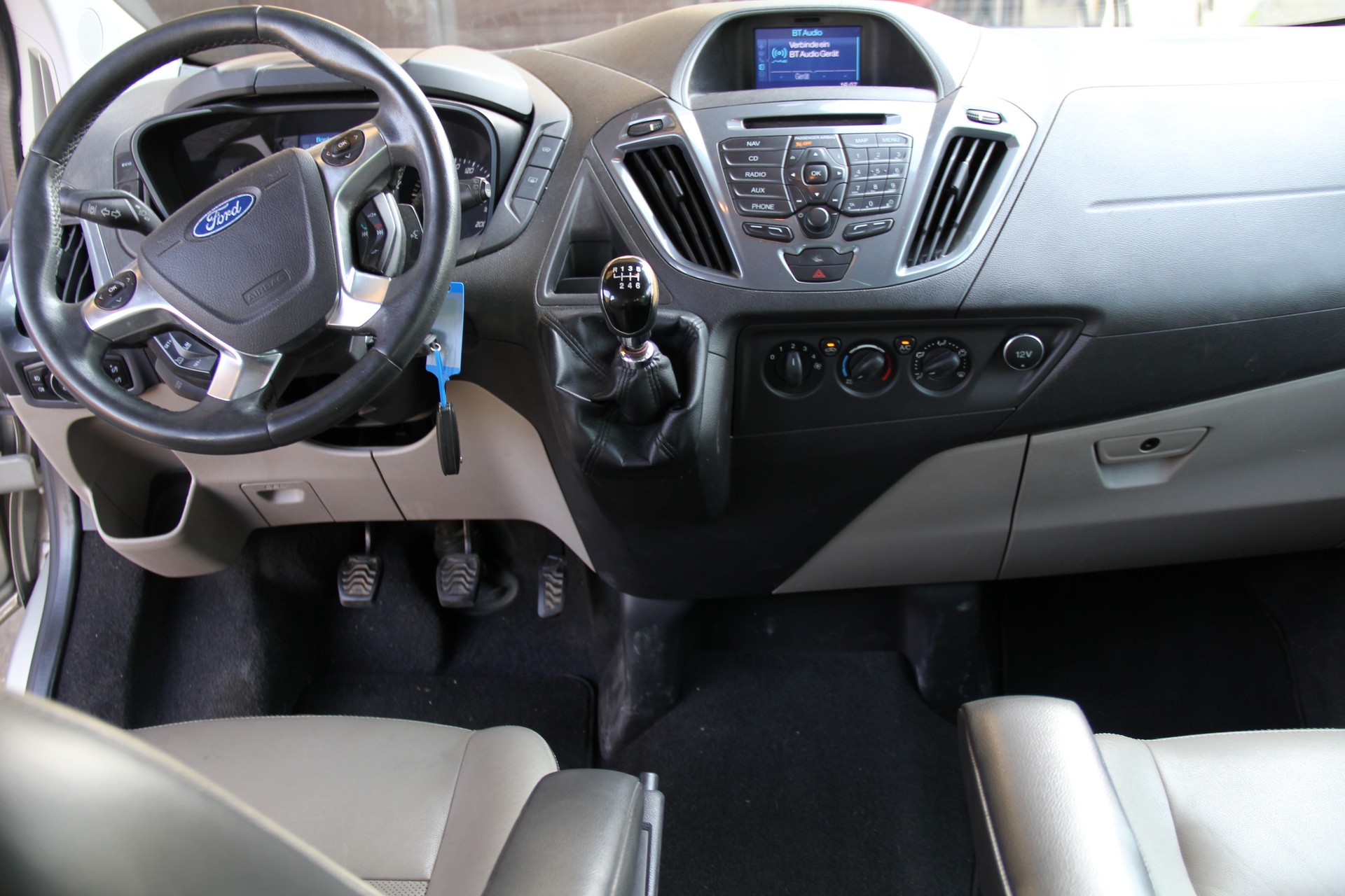 FORD Tourneo Custom 300 L1H1 Titanium-image-9